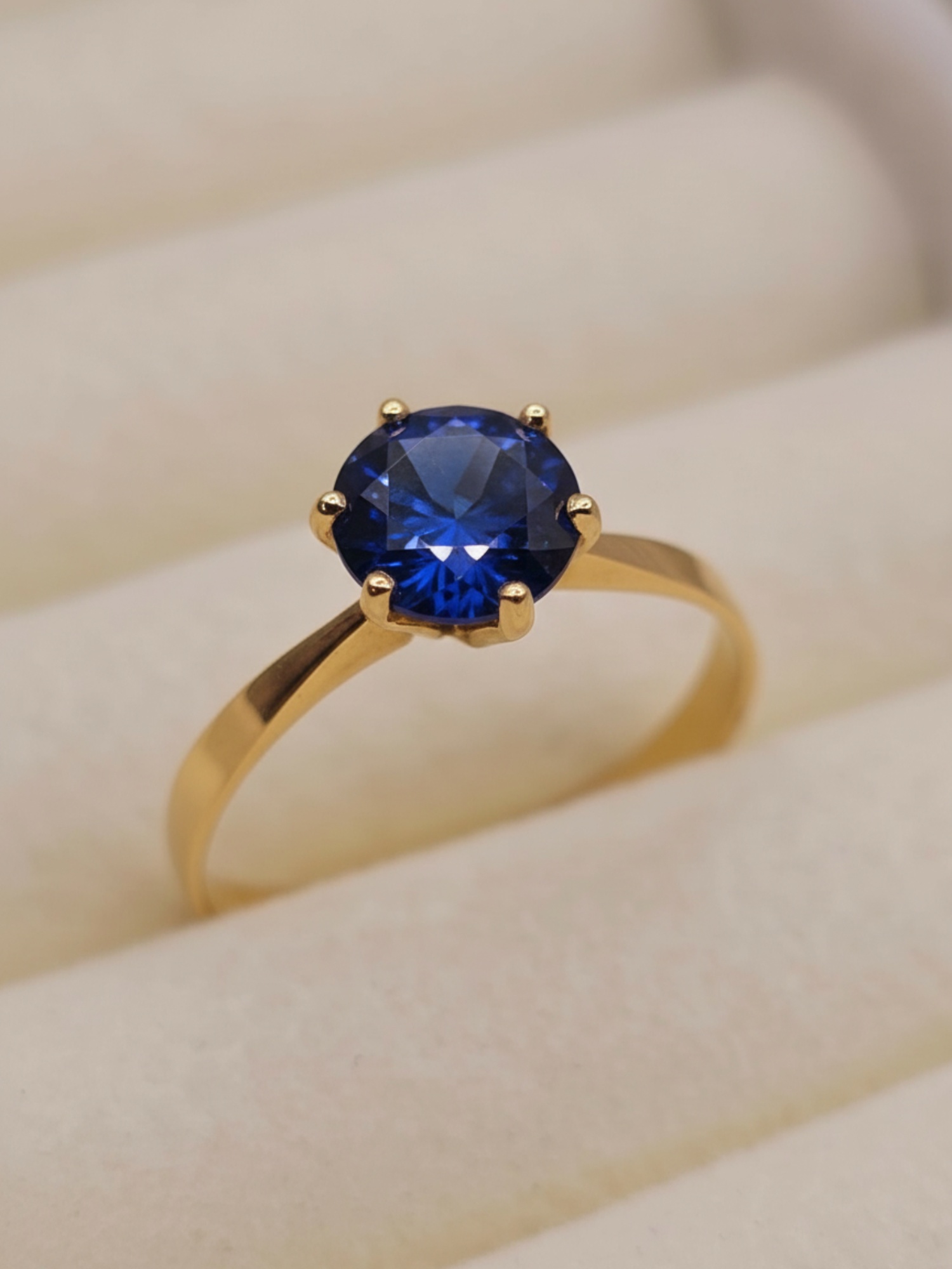 Anillo solitario seis grifas zafiro 2 grs Oro 18k 4