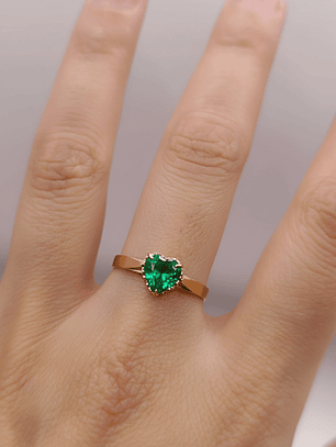 Anillo chatón corazón esmeralda 2 grs oro 18k