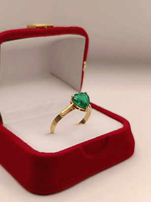Anillo chatón corazón esmeralda 2 grs oro 18k