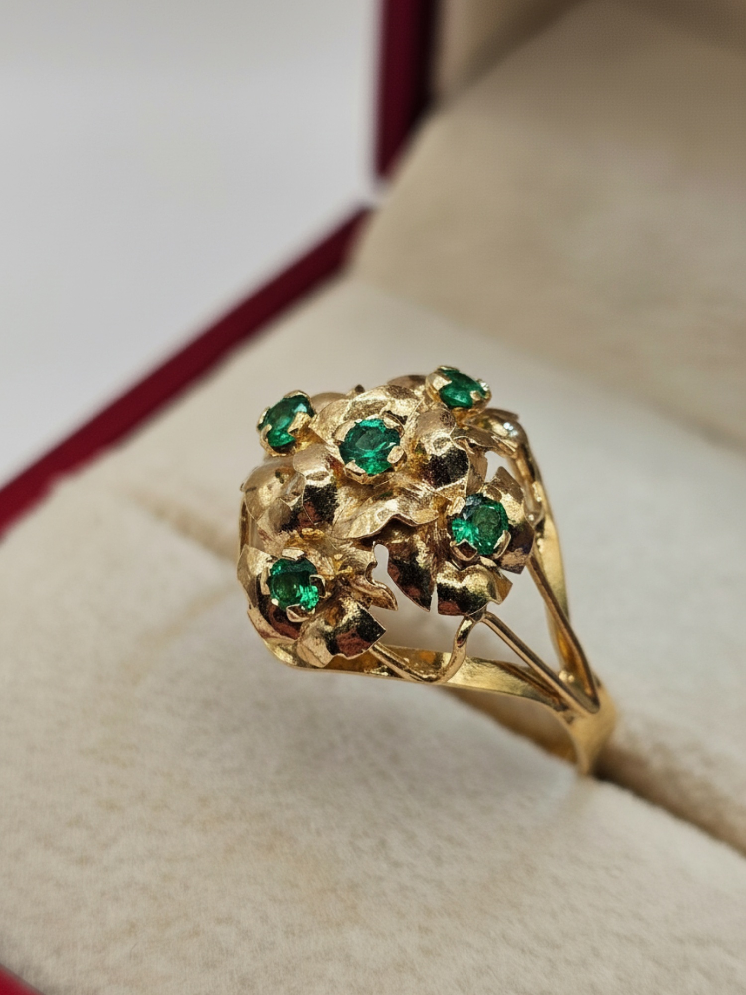 Anillo florentino esmeraldas 3.7 grs Oro 18k 3