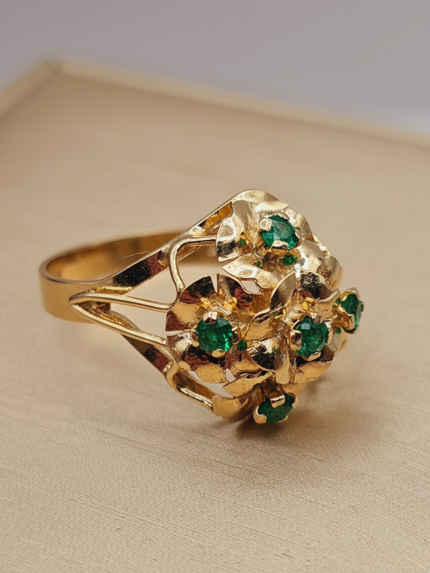 Anillo florentino esmeraldas 3.7 grs Oro 18k 1