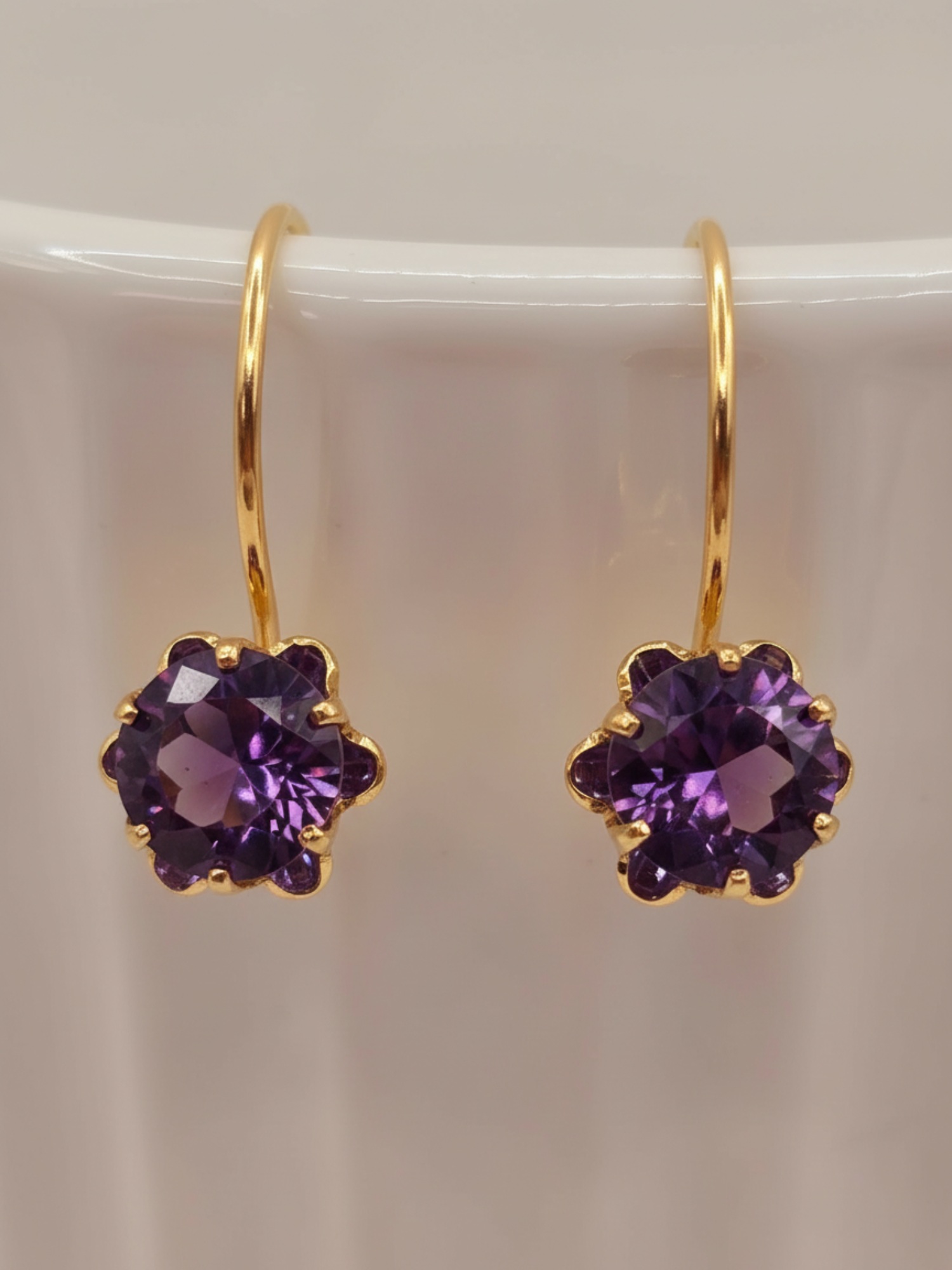 Aros chatón Italiano gancho amatista 2.2 grs Oro 18k 2