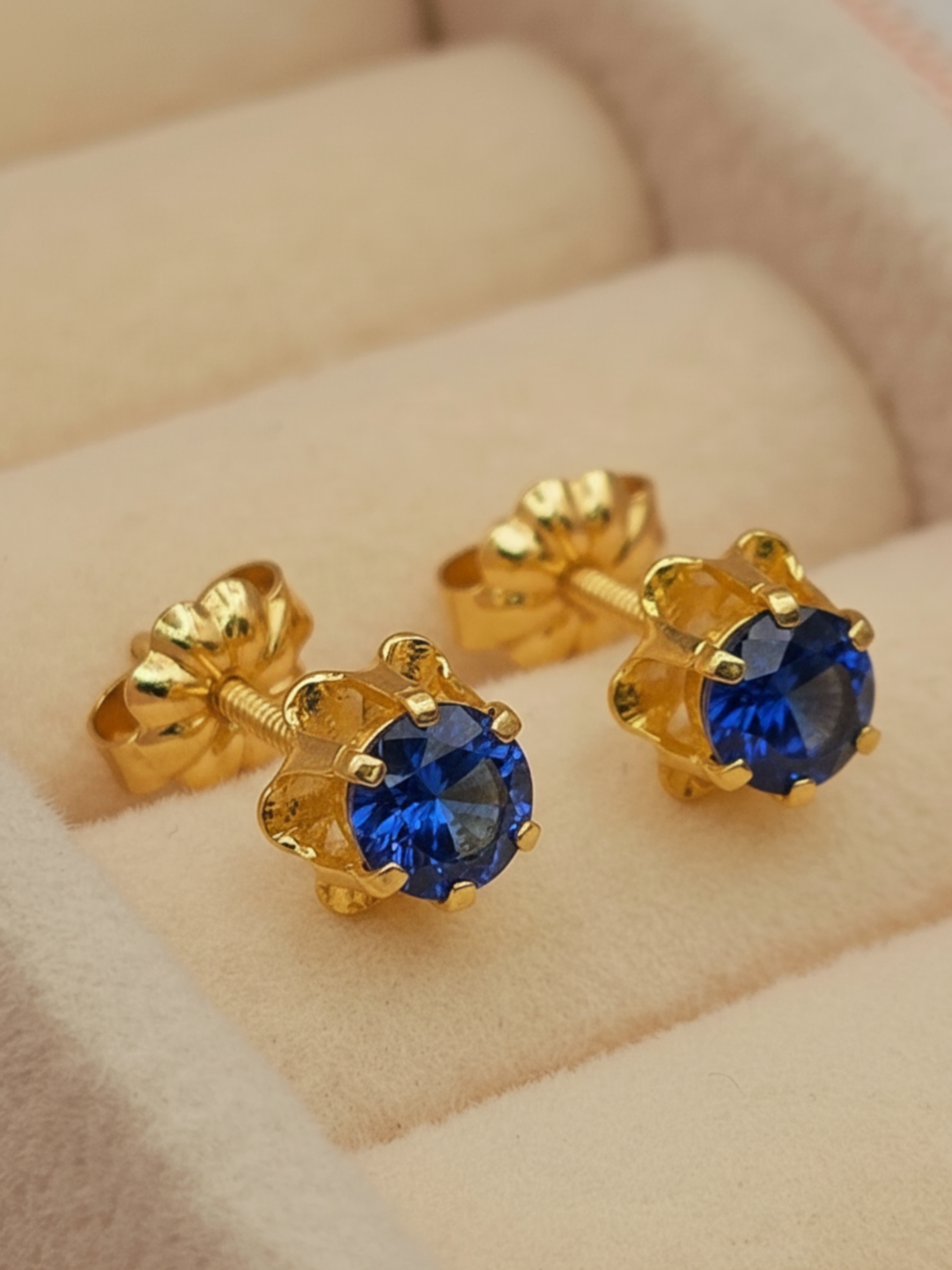 Aros chaton italiano zafiro 7 mm 1.3 grs Oro 18k 2