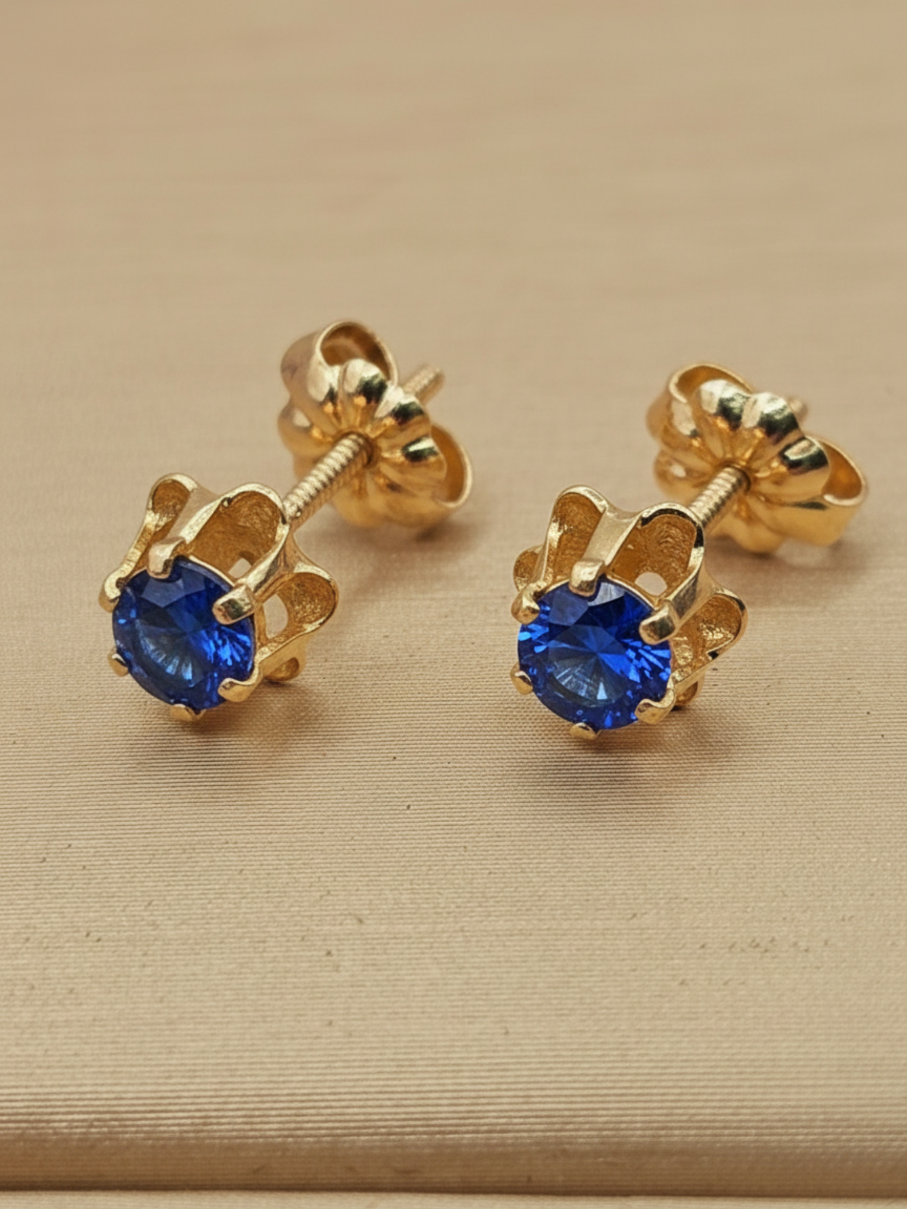 Aros chaton italiano zafiro 7 mm 1.3 grs Oro 18k 1