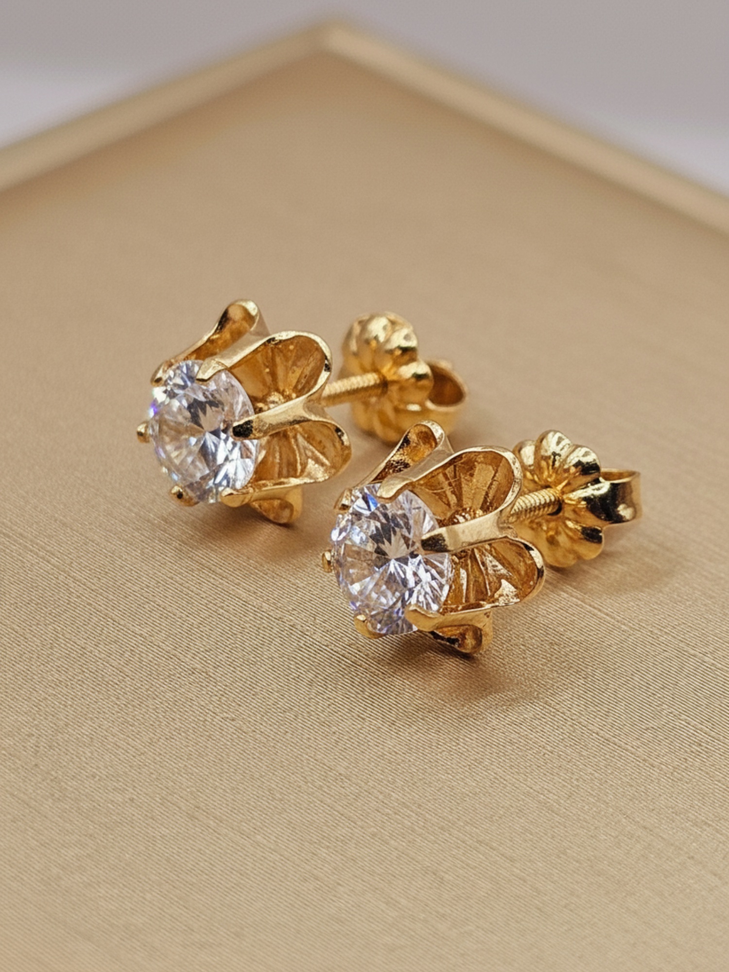 Aros chaton italiano circon 9 mm 2.1 grs Oro 18k 2