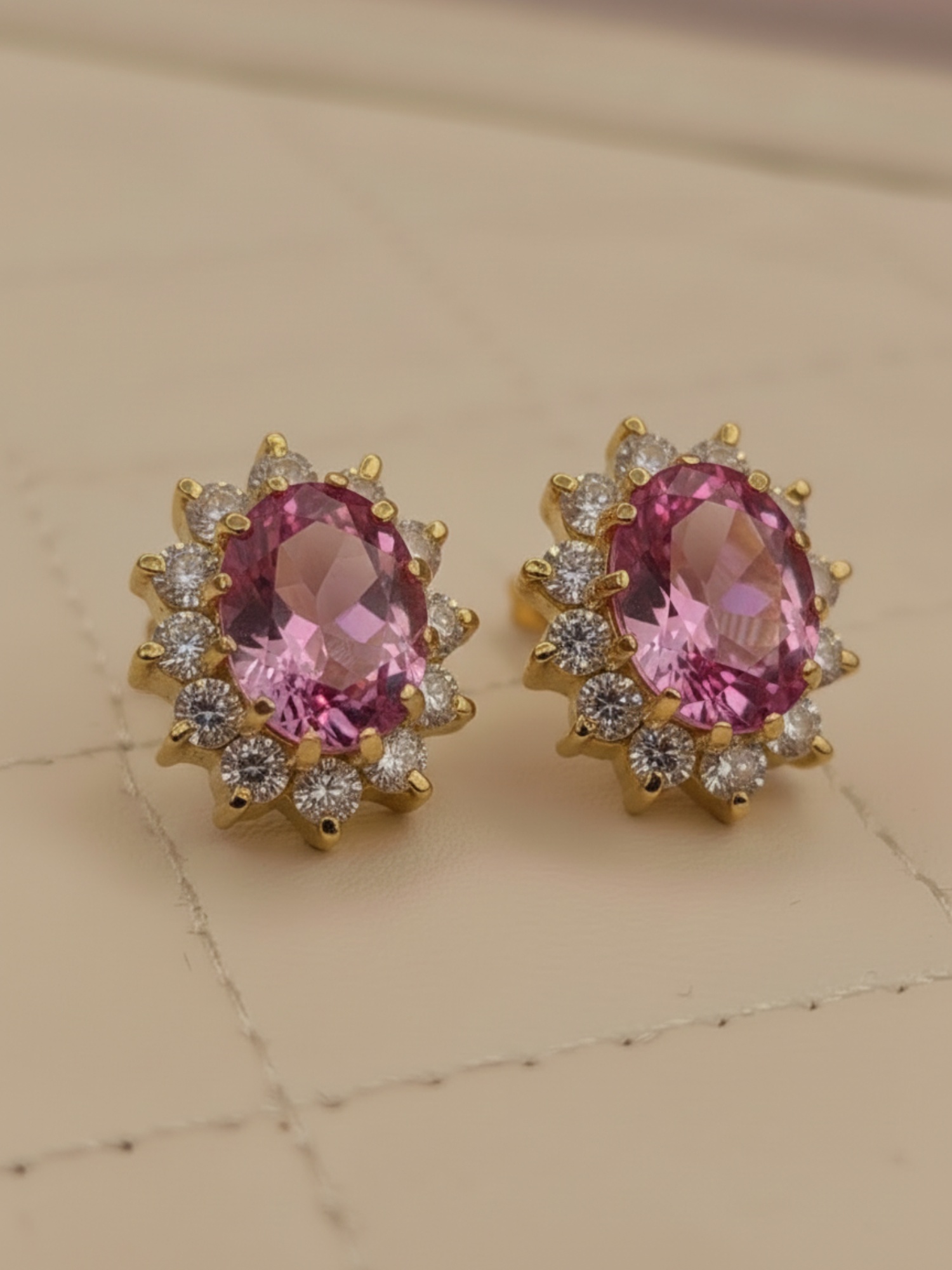Aros Reina rosa de francia y circones 1.5 cm 5.7 grs Oro 18k 2