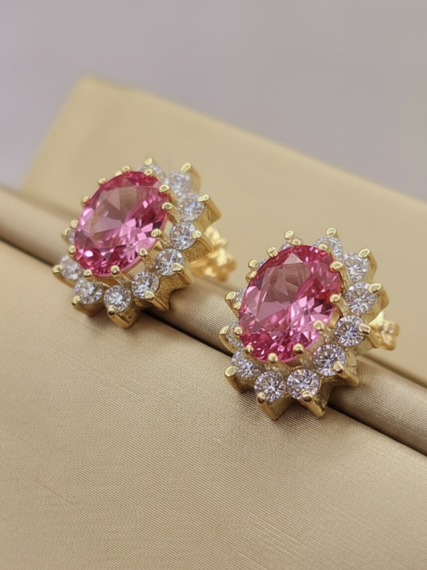 Aros Reina rosa de francia y circones 1.5 cm 5.7 grs Oro 18k 1
