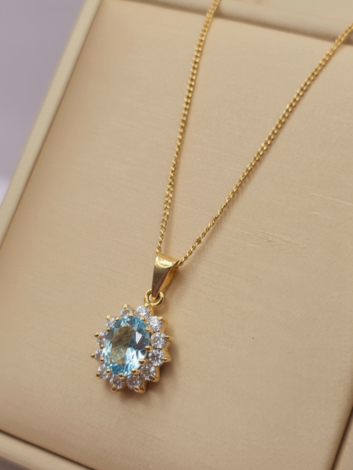 Cadena grumete 50 cm y colgante reina aguamarina circones 2.2 cm 5 grs Oro 18k 1