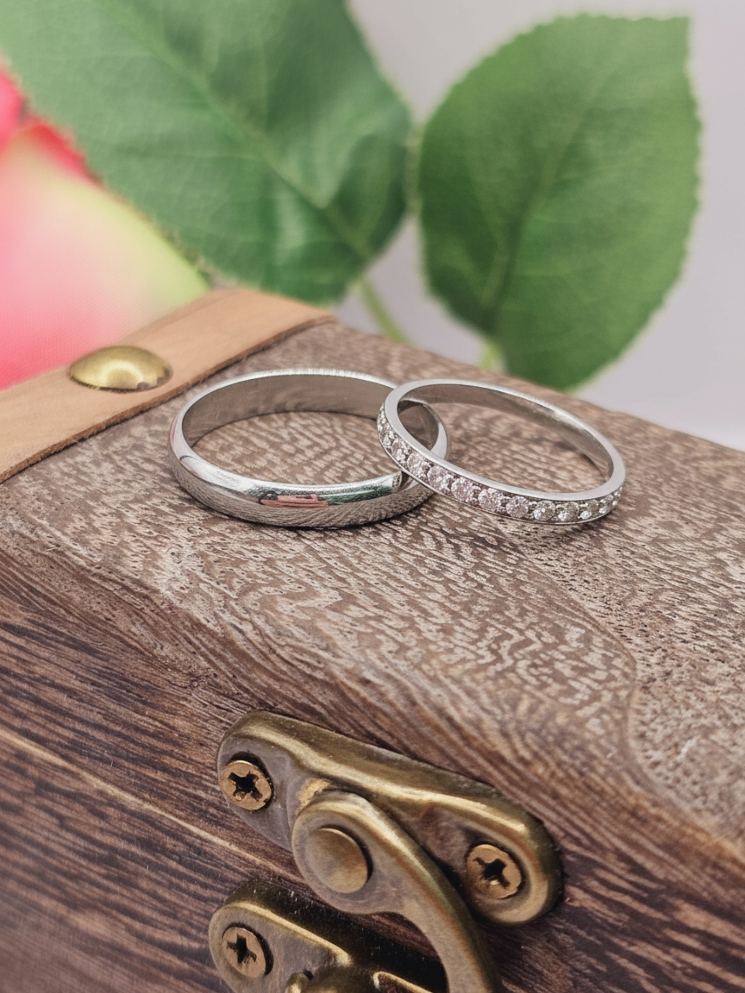 Argollas de matrimonio con circones 3 mm 6 grs Oro blanco 18k 7