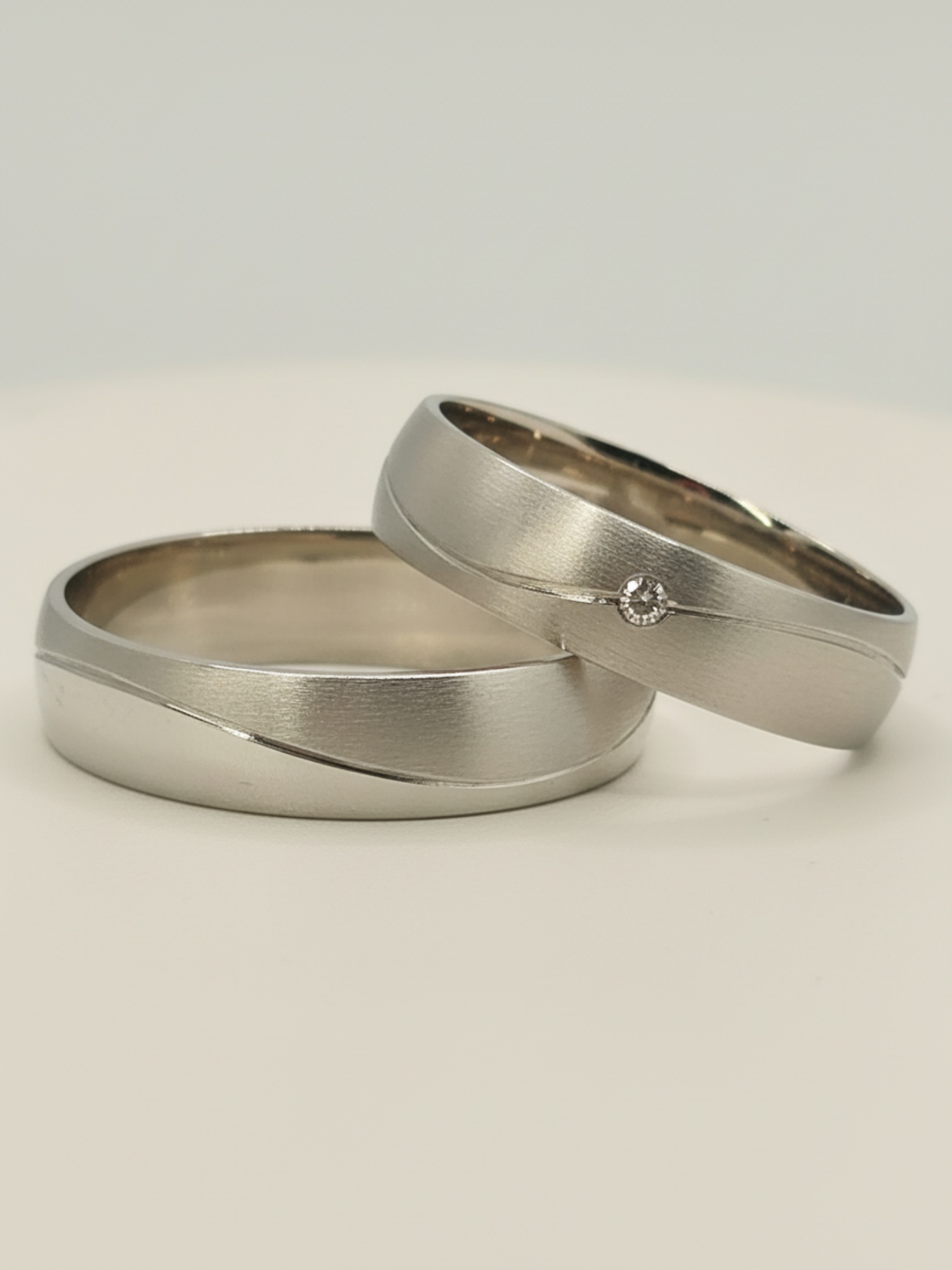 Argollas de matrimonio satinadas circon 5 mm 8 grs Oro blanco 18k 1