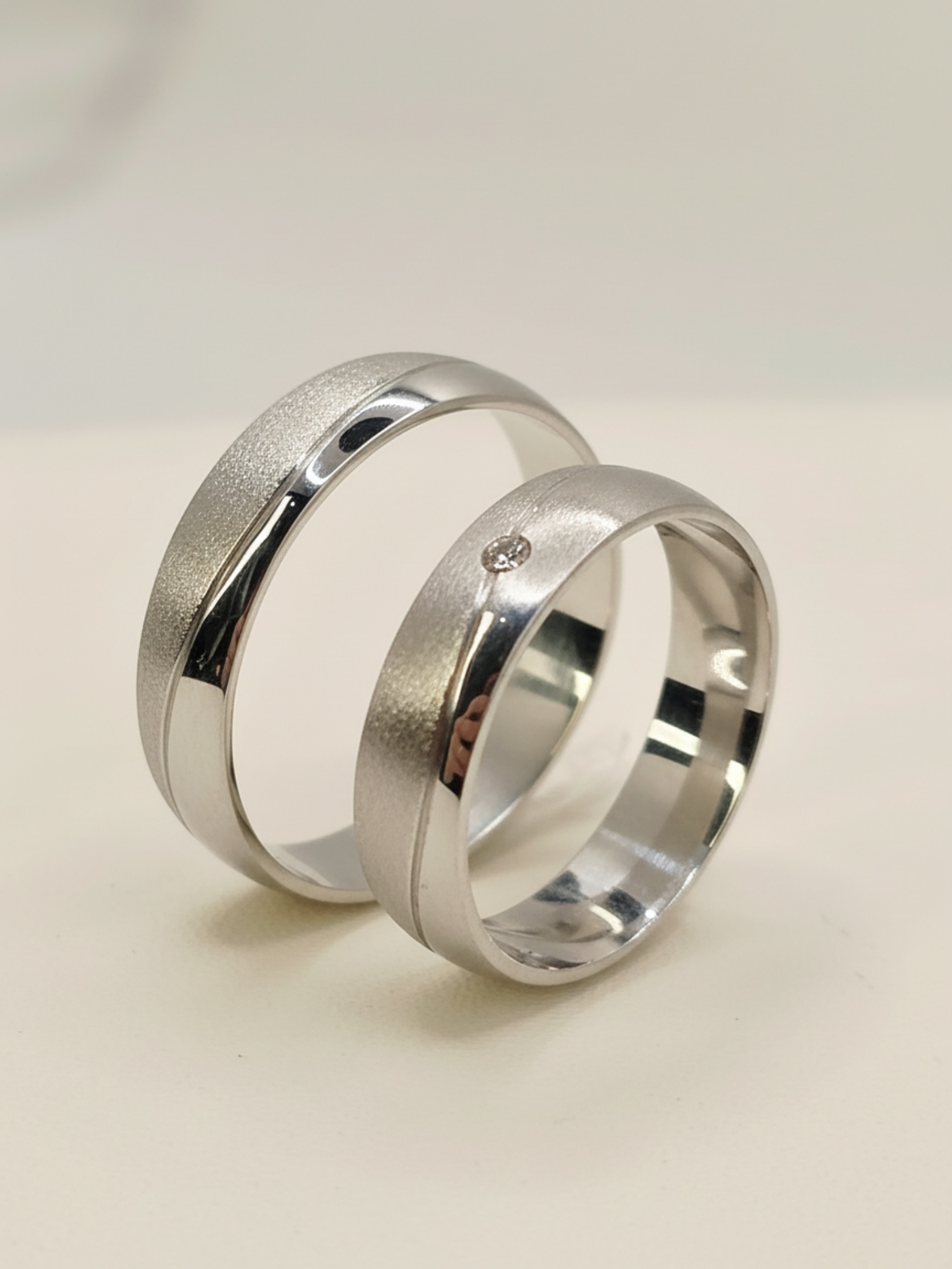 Argollas de matrimonio satinadas circon 5 mm 8 grs Oro blanco 18k 3