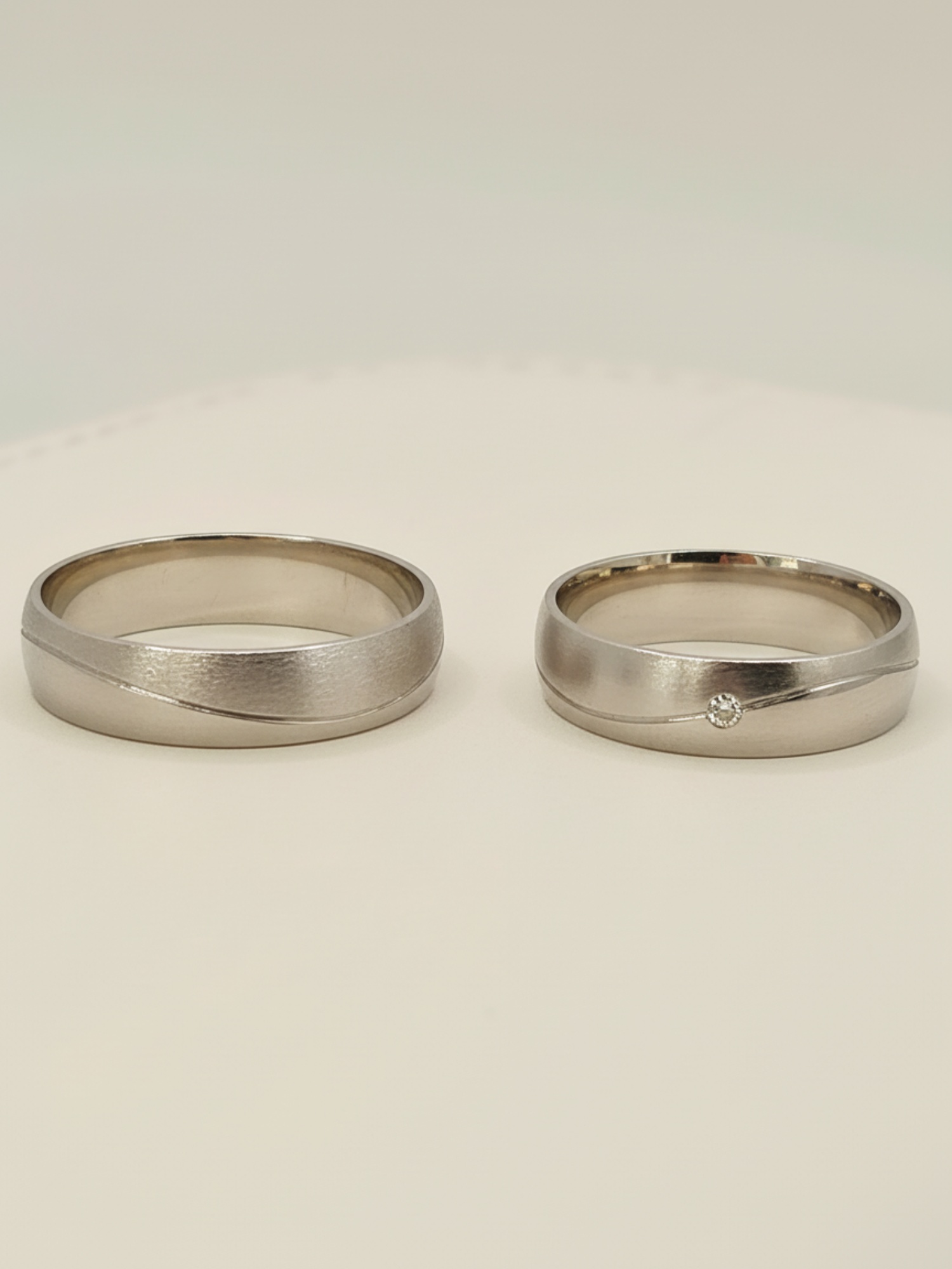 Argollas de matrimonio satinadas circon 5 mm 8 grs Oro blanco 18k 4