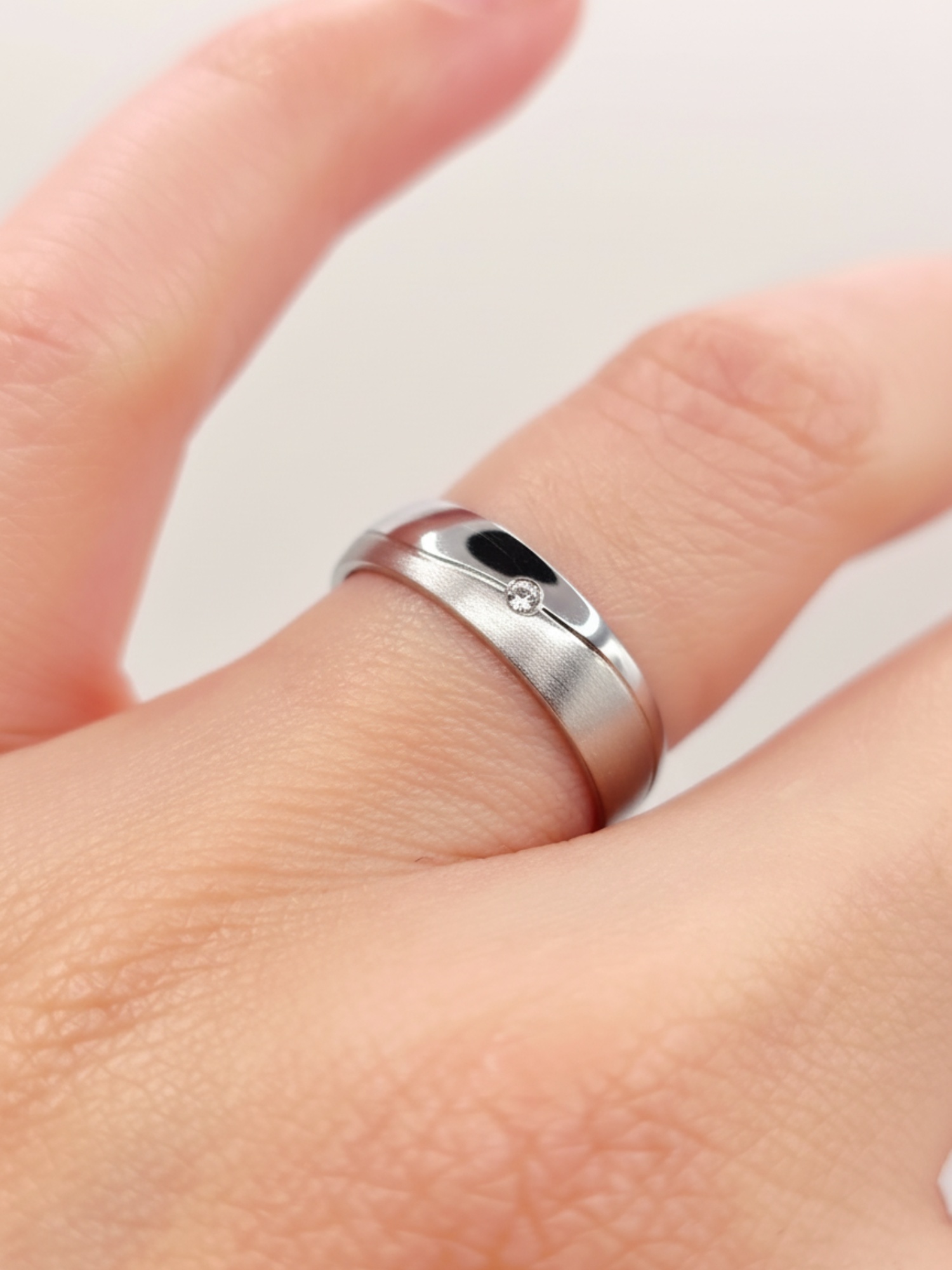 Argollas de matrimonio satinadas circon 5 mm 8 grs Oro blanco 18k 5