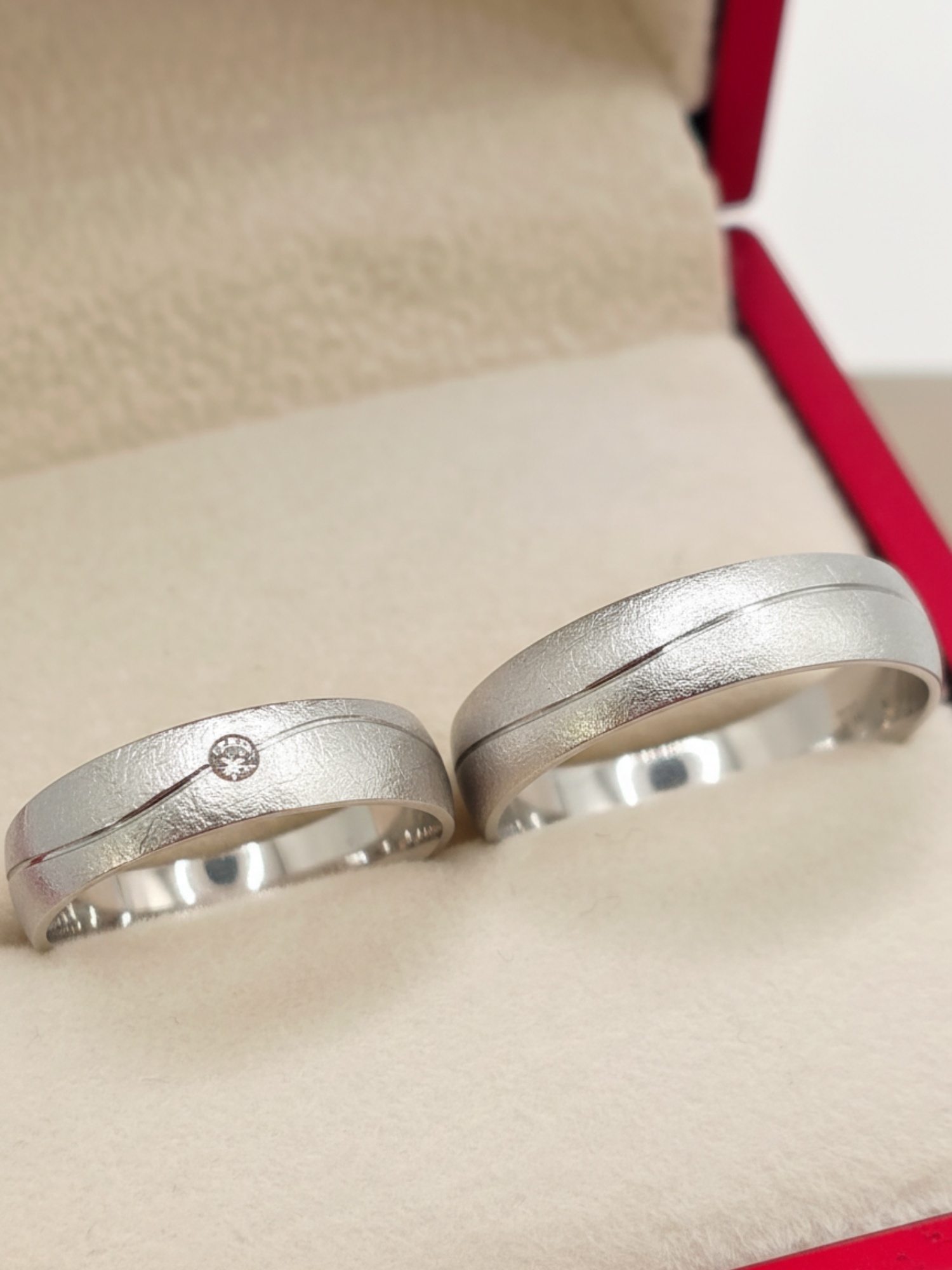 Argollas de matrimonio satinadas circon 5 mm 8 grs Oro blanco 18k 6