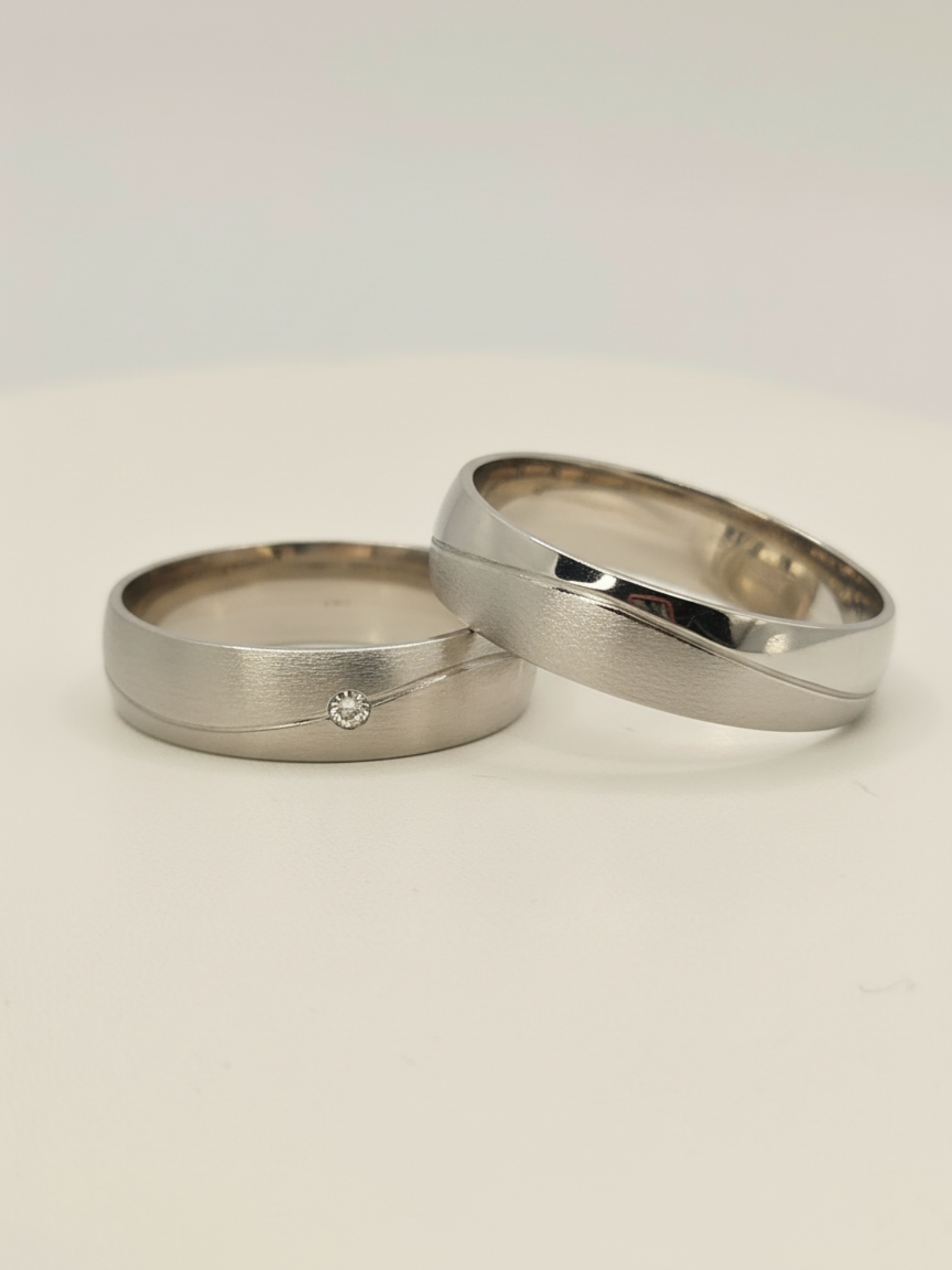 Argollas de matrimonio satinadas circon 5 mm 8 grs Oro blanco 18k 7