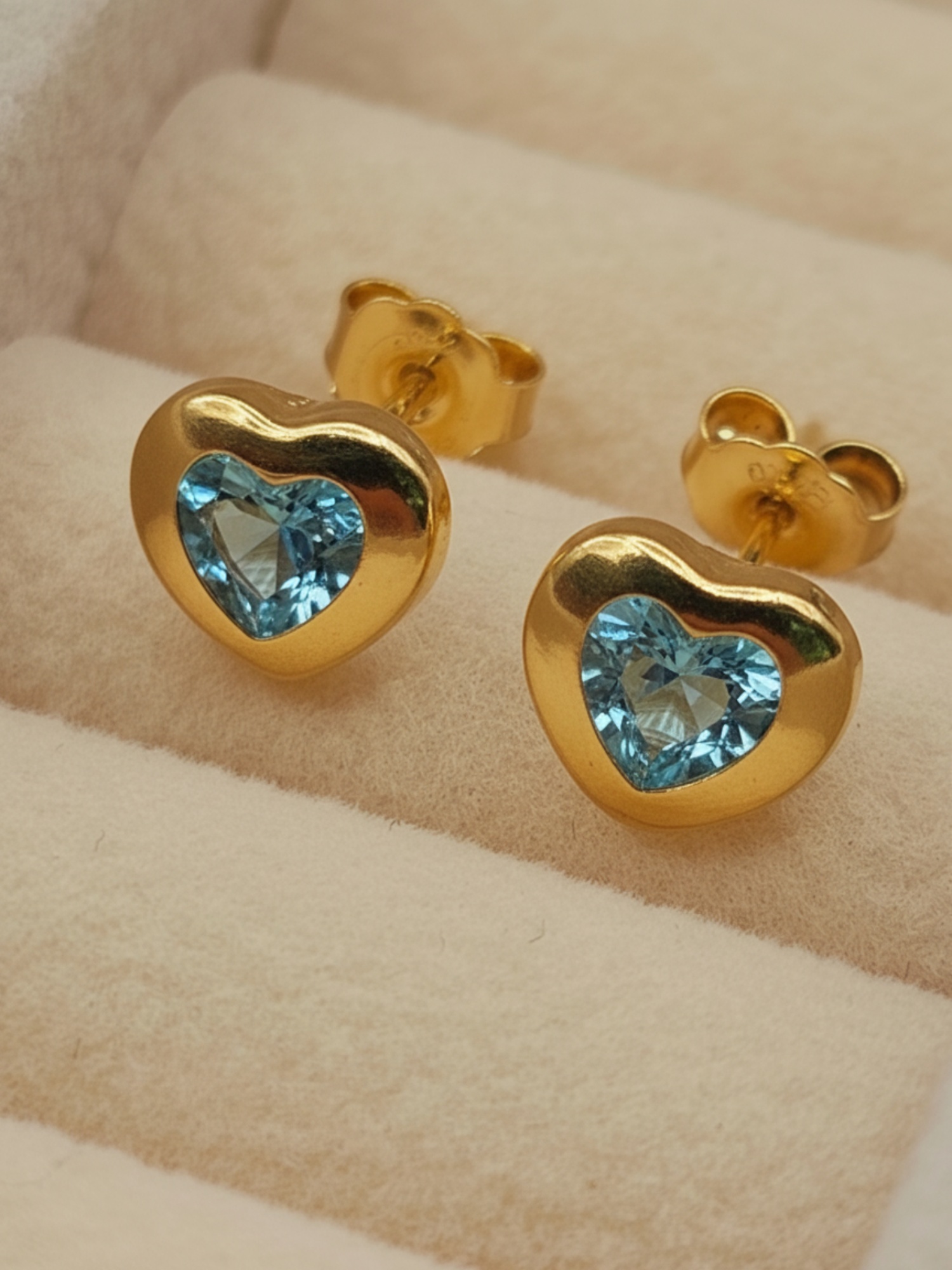 Aros corazón aguamarina 7.5 mm 1.5 grs Oro 18k 1