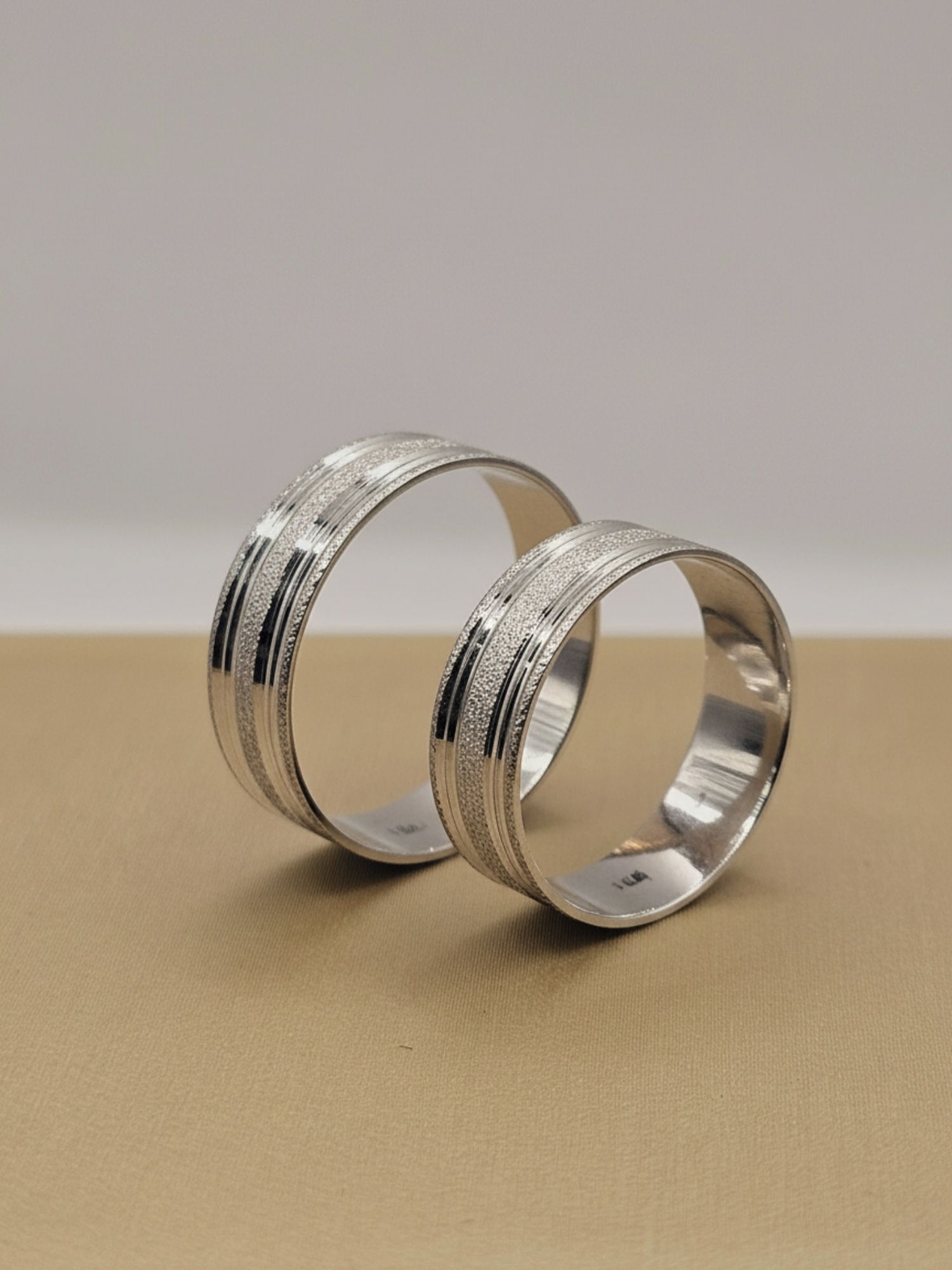 Argollas de matrimonio satinadas brillo 6 mm 8 grs Oro blanco 18k 2