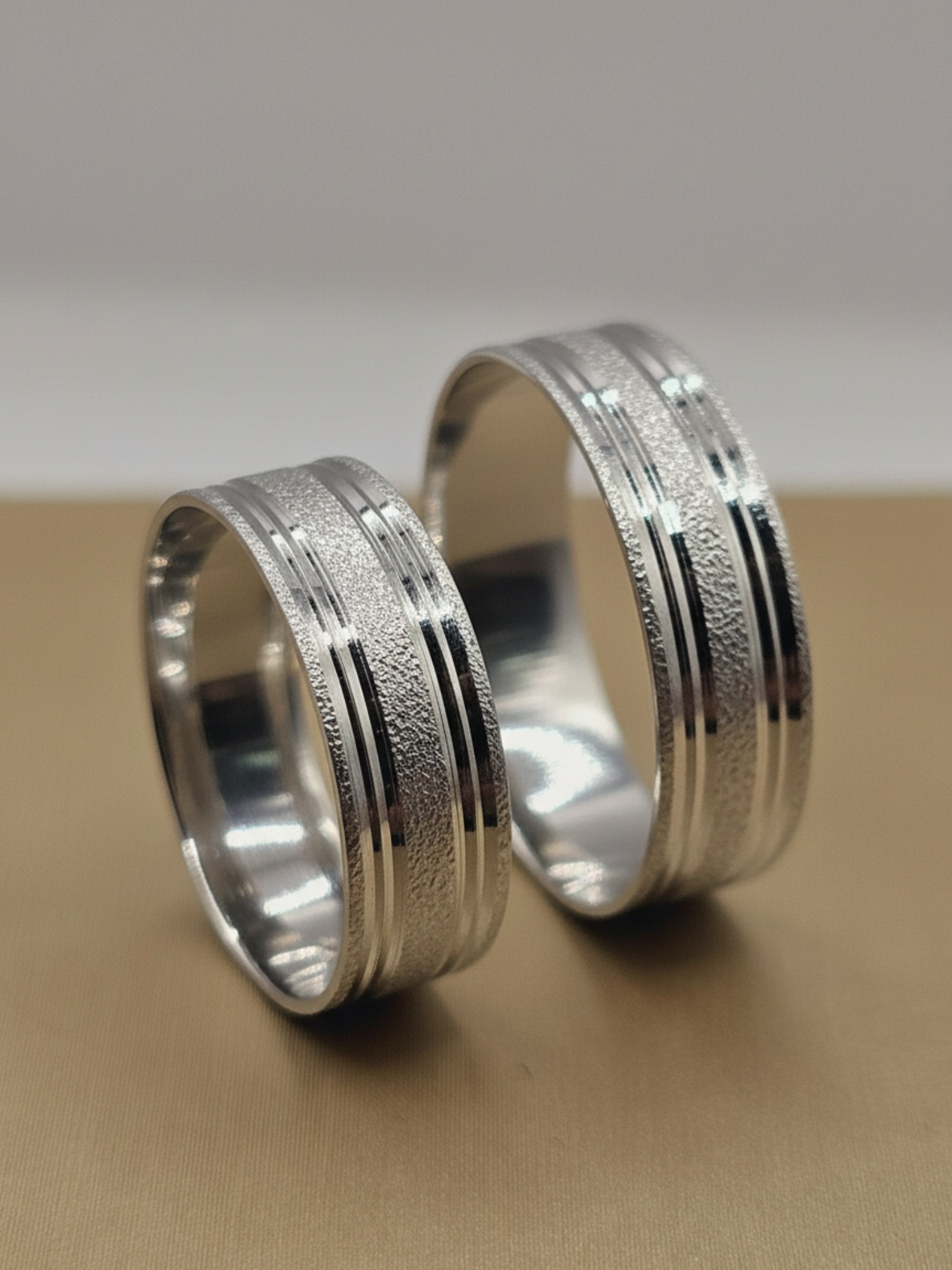 Argollas de matrimonio satinadas brillo 6 mm 8 grs Oro blanco 18k 1