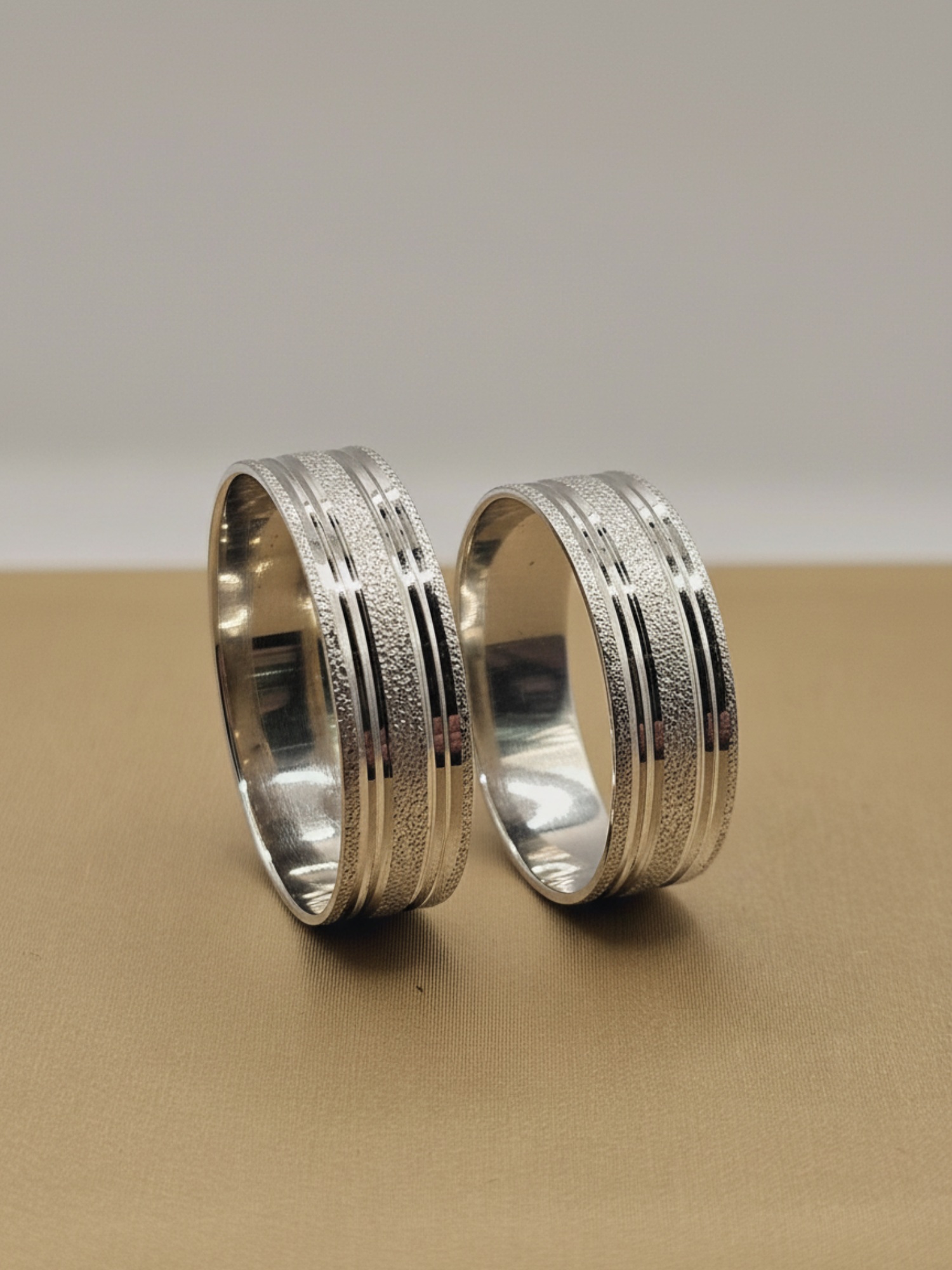 Argollas de matrimonio satinadas brillo 6 mm 8 grs Oro blanco 18k 3