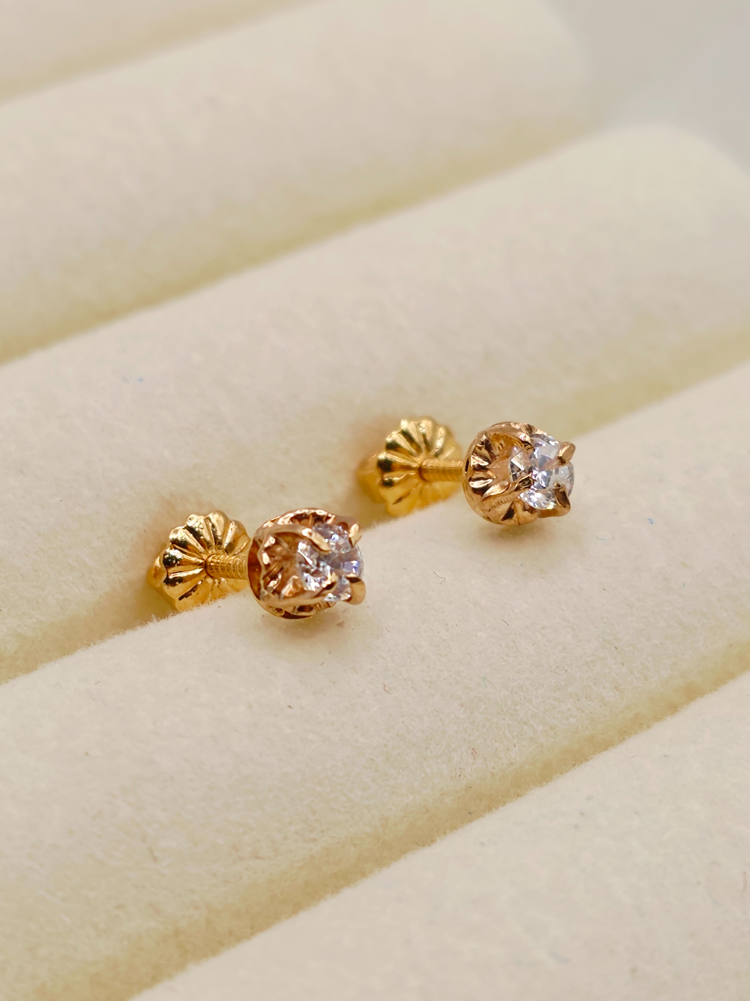 Aros chatón circón redondo 4 mm 0.9 grs Oro 18k  1