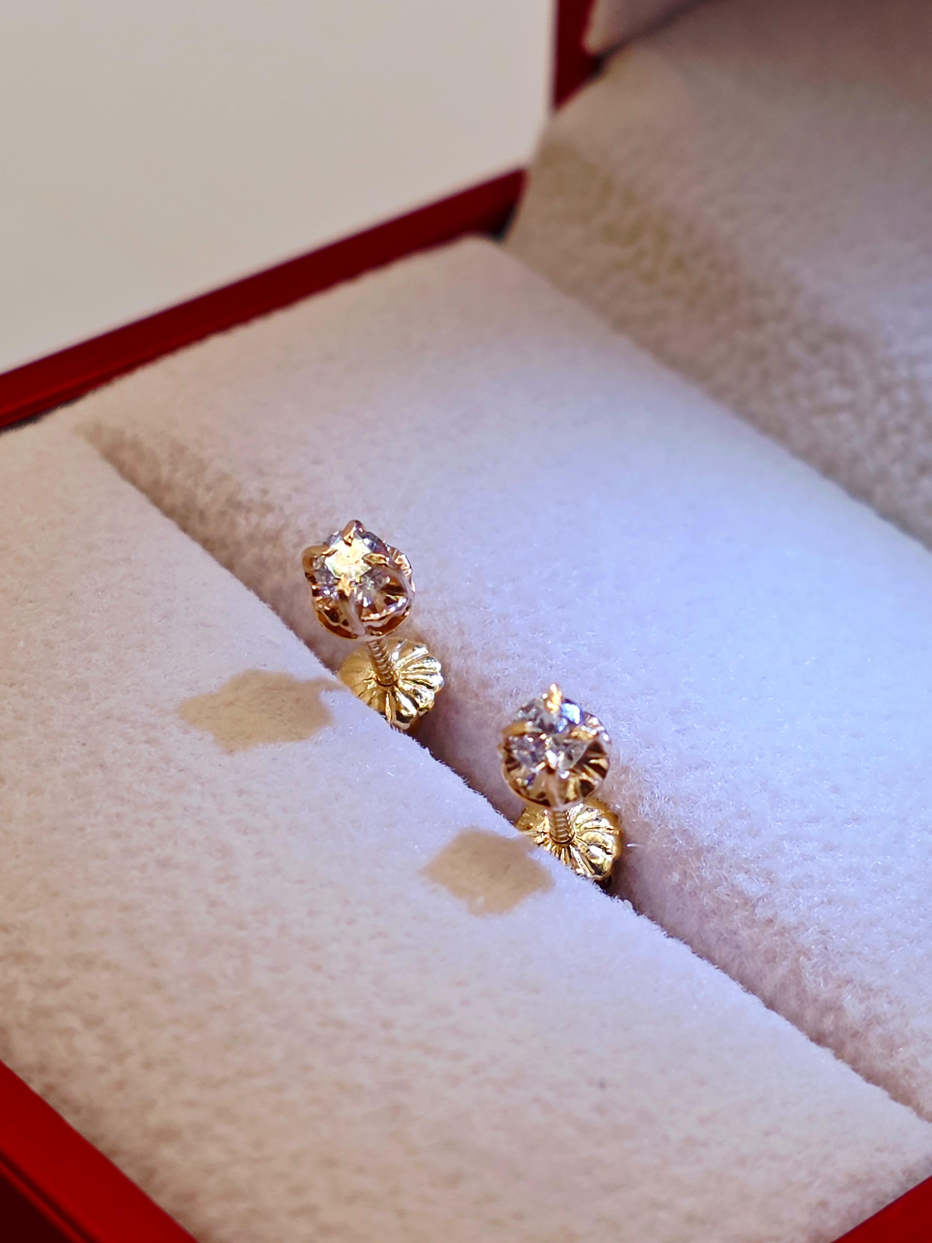 Aros chatón circón redondo 4 mm 0.9 grs Oro 18k  4