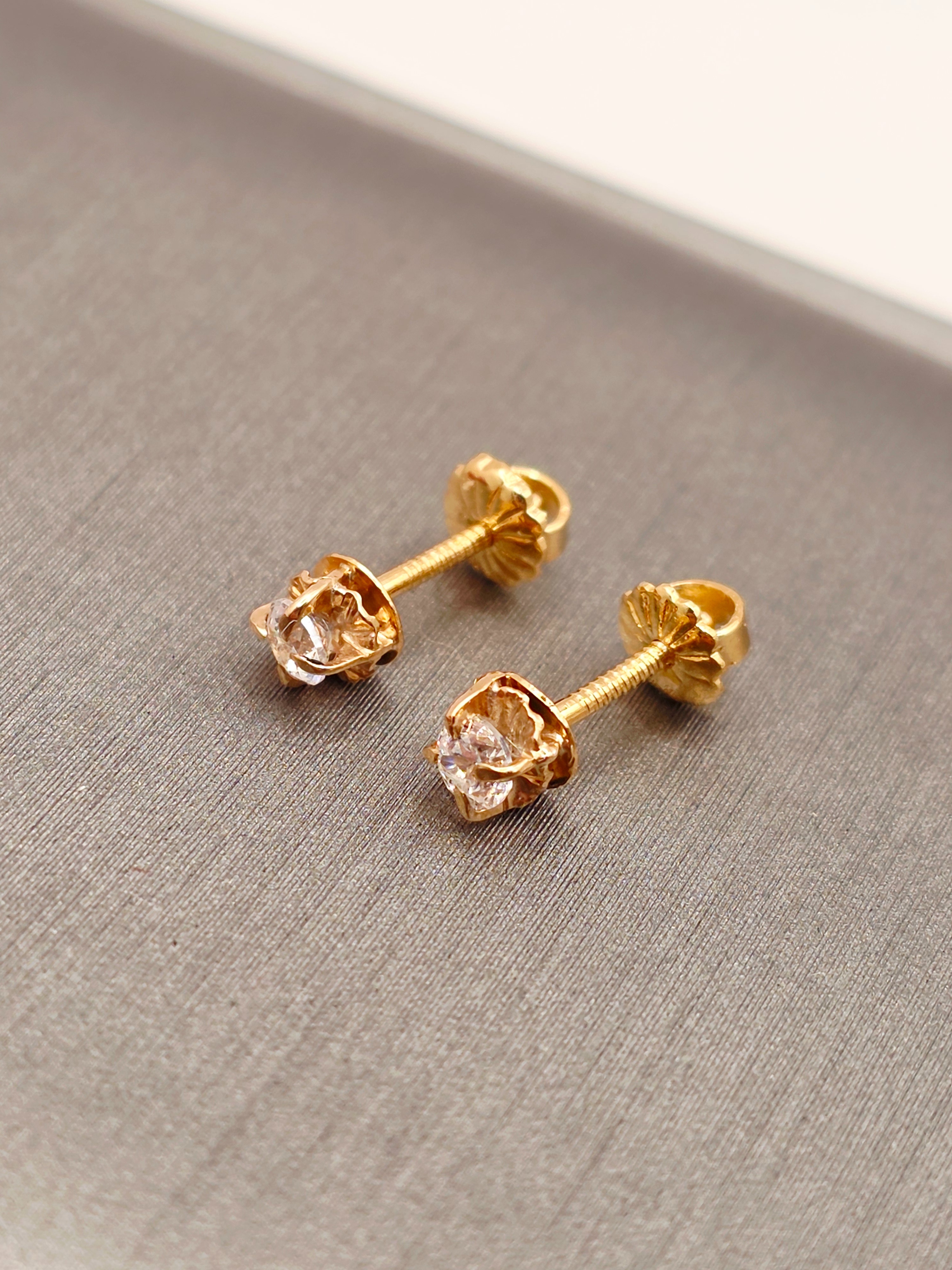 Aros chatón circón redondo 4 mm 0.9 grs Oro 18k  5