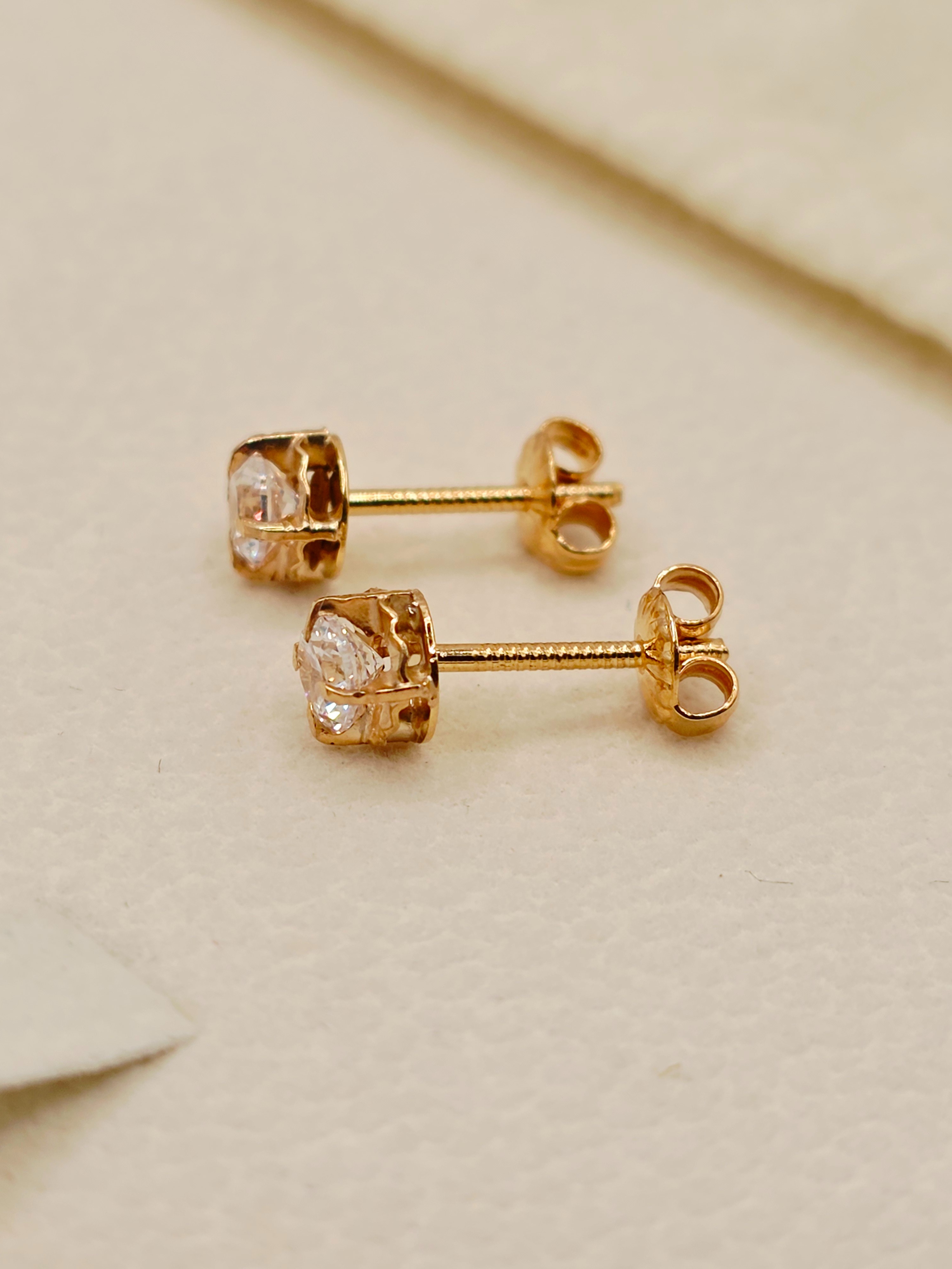 Aros chatón circón redondo 5 mm 1.2 grs Oro 18k 4