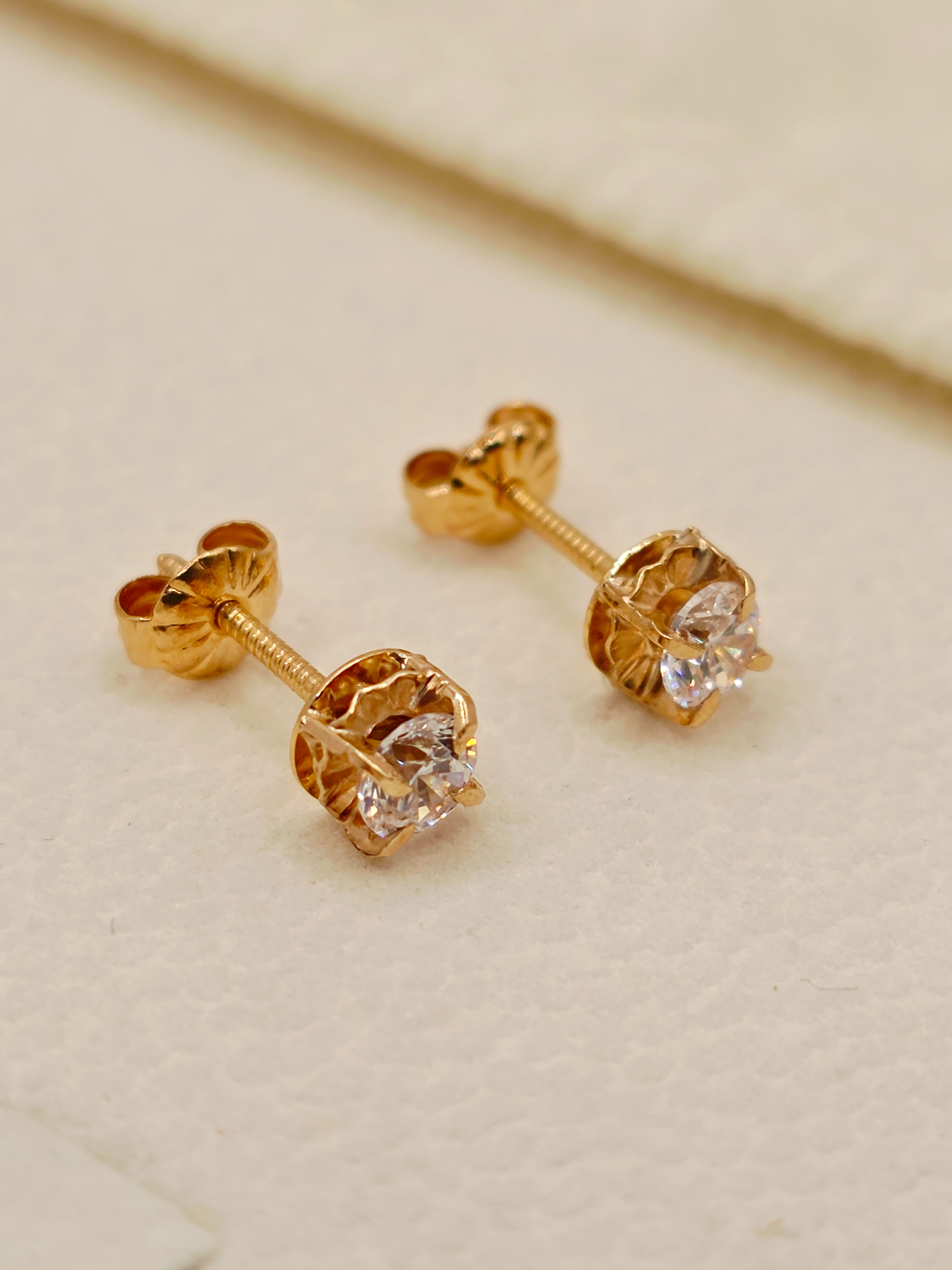 Aros chatón circón redondo 5 mm 1.2 grs Oro 18k 5