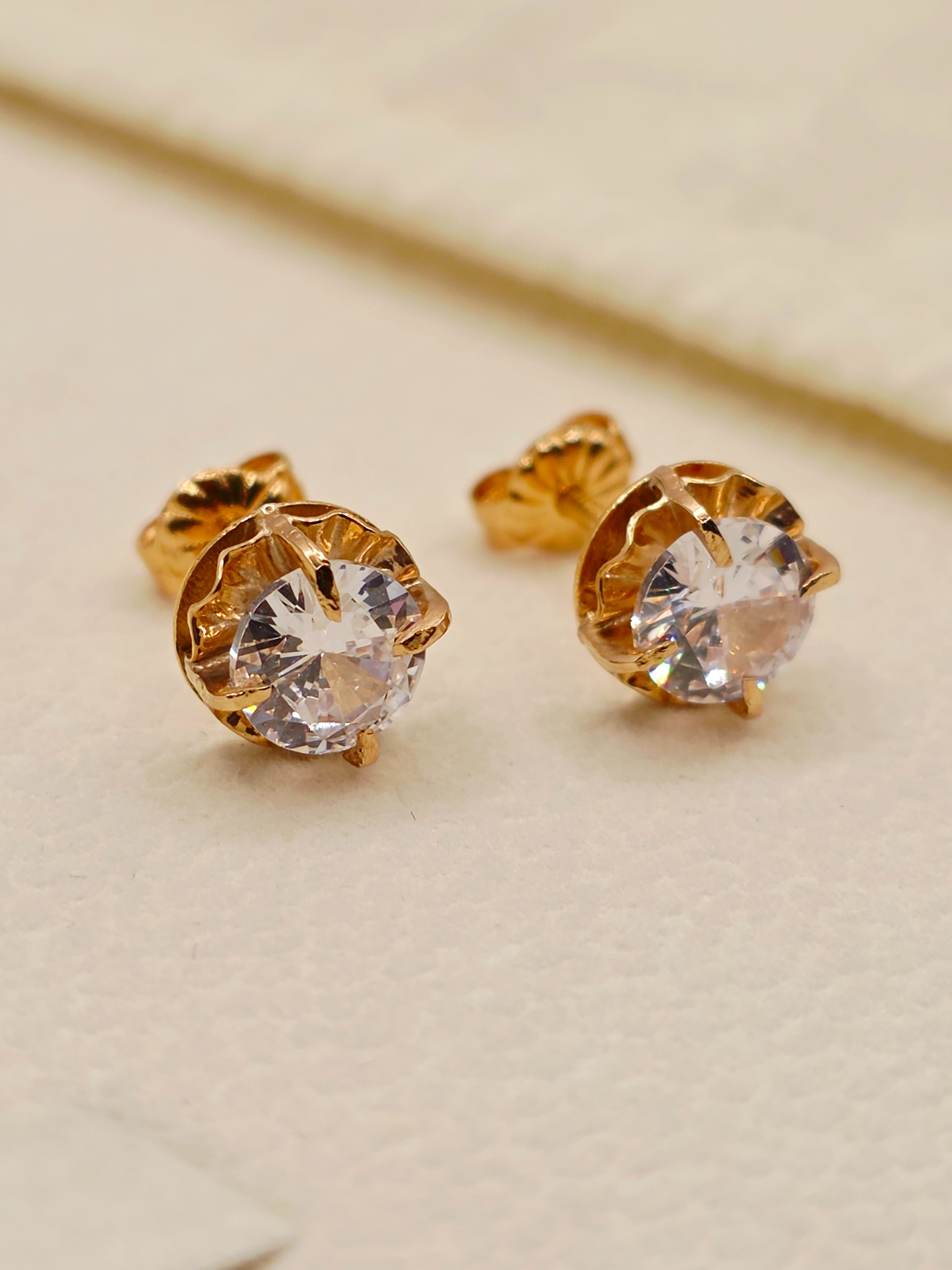 Aros chatón redondo circón 8 mm 2 grs Oro 18k 4