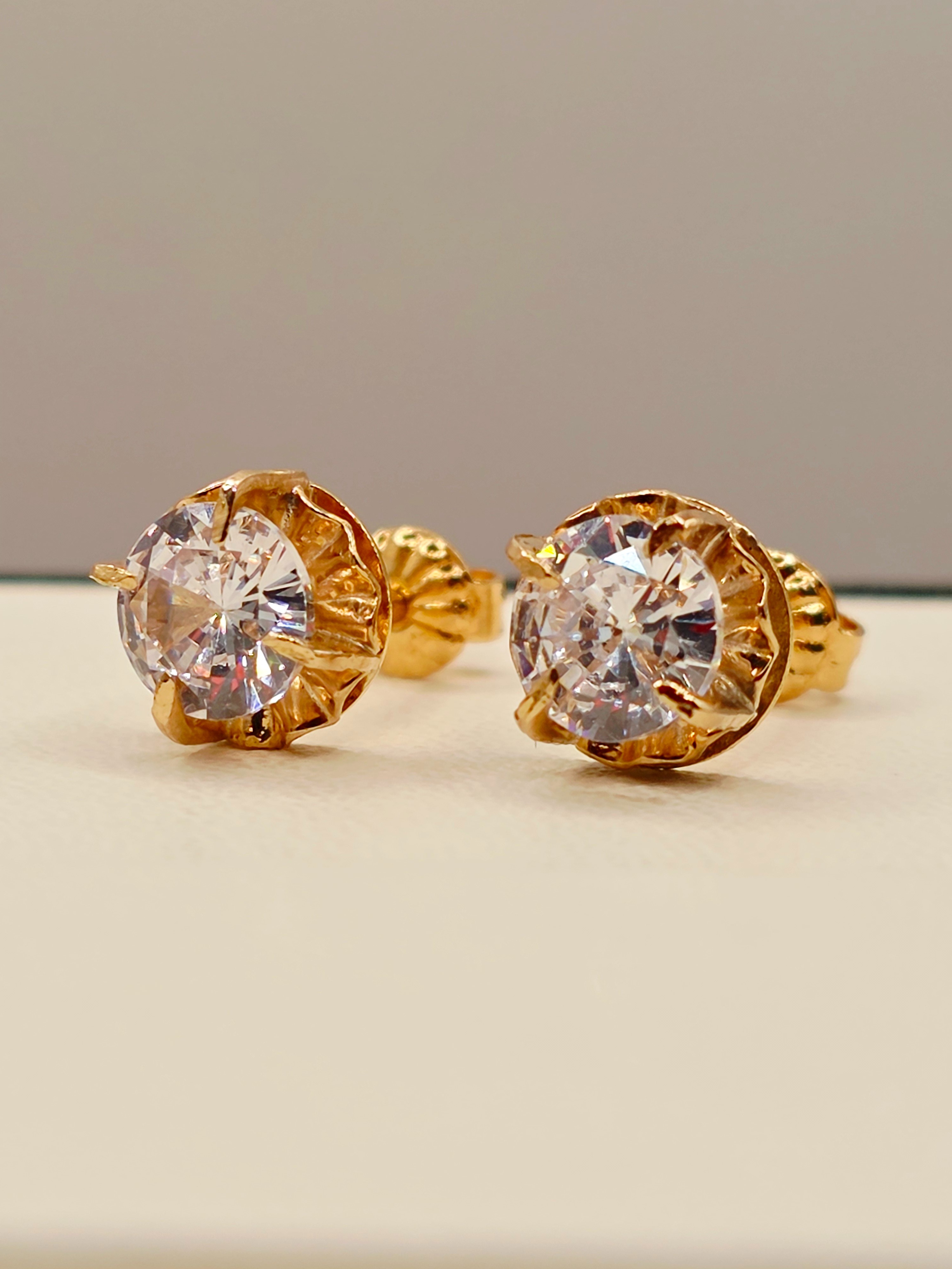 Aros chatón redondo circón 8 mm 2 grs Oro 18k 5