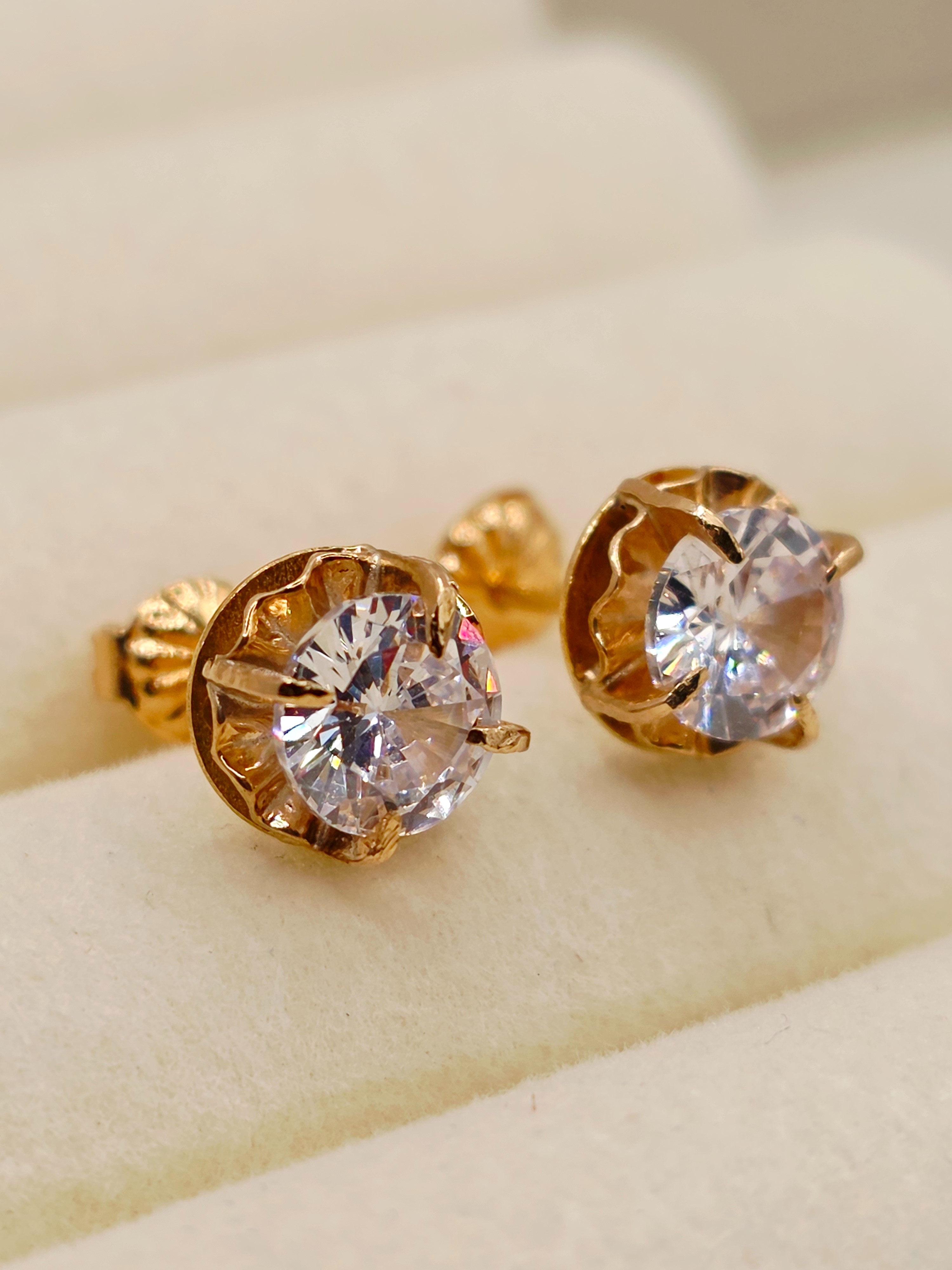 Aros chatón redondo circón 8 mm 2 grs Oro 18k 6