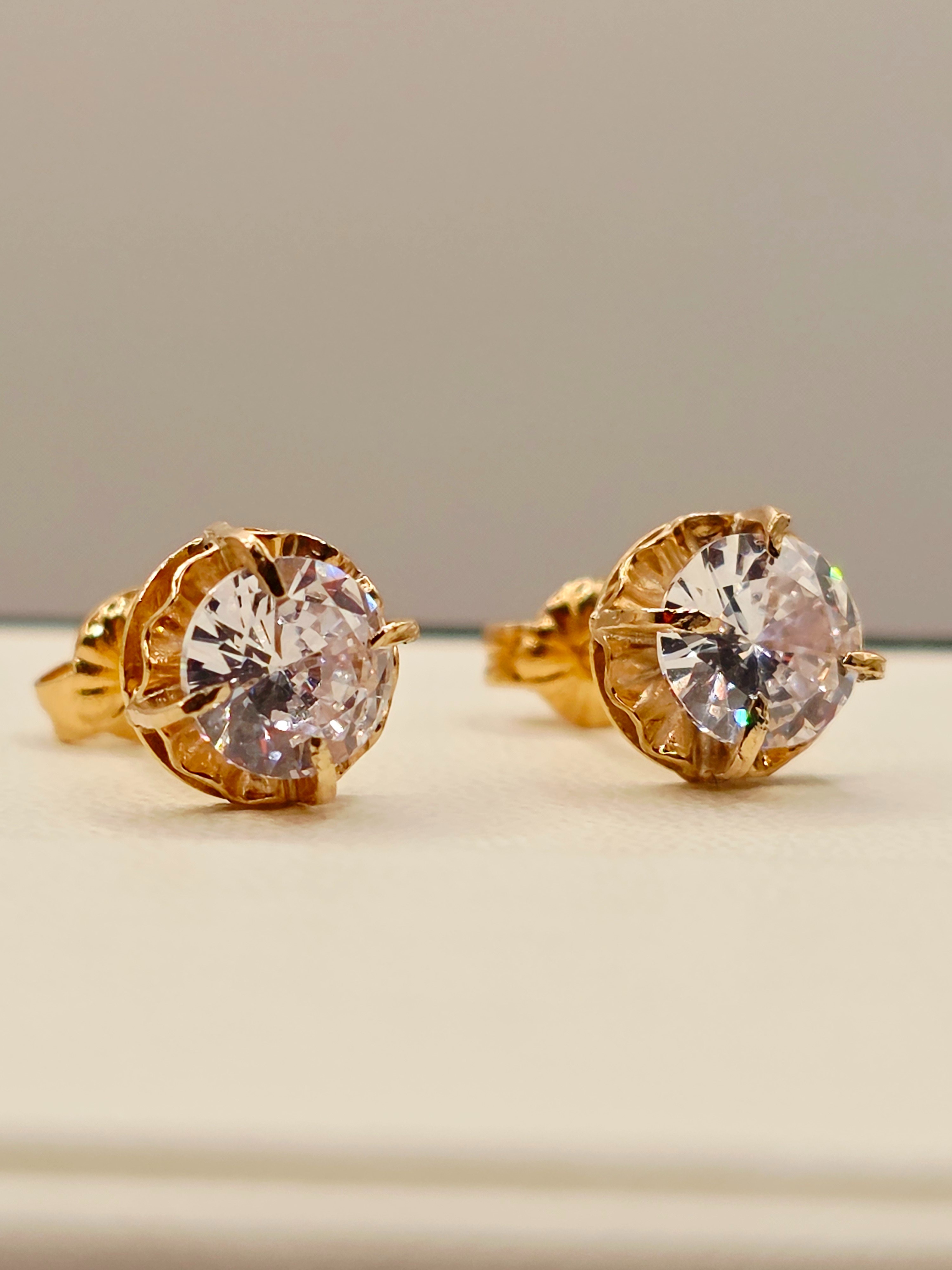 Aros chatón redondo circón 8 mm 2 grs Oro 18k 3