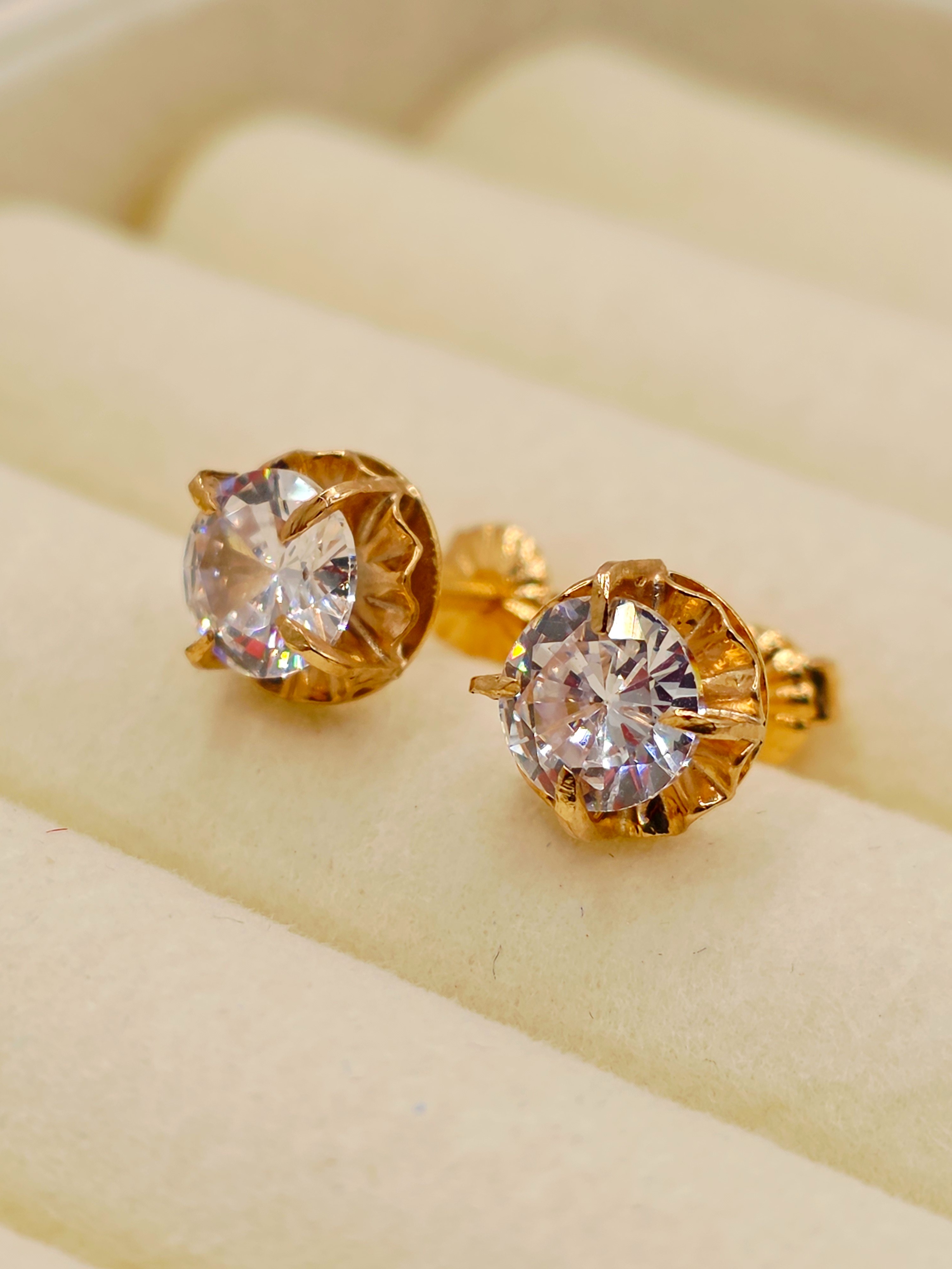 Aros chatón redondo circón 8 mm 2 grs Oro 18k 2