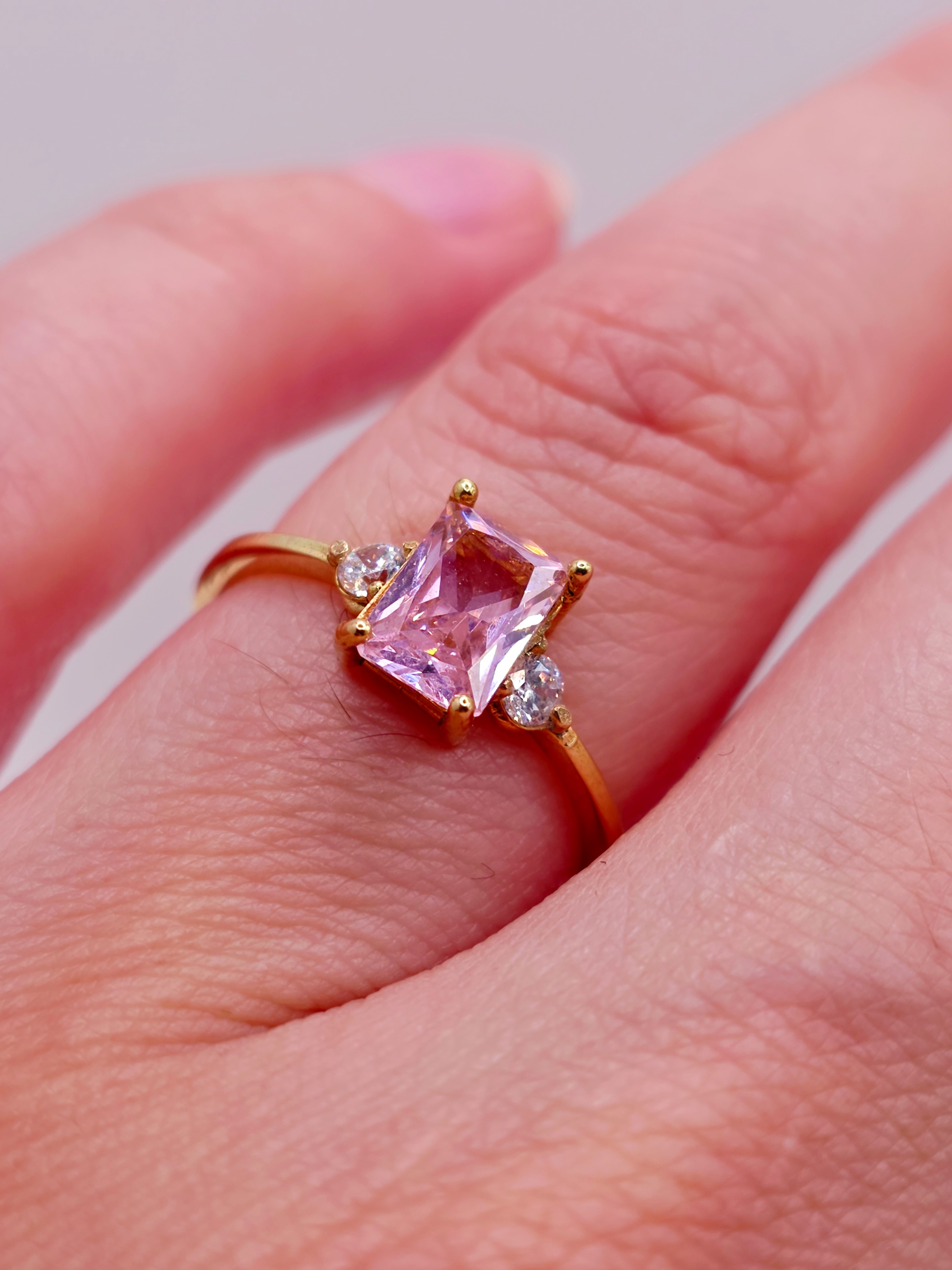 Anillo reina rosa de francia y circones 2.4 grs Oro 18k   3