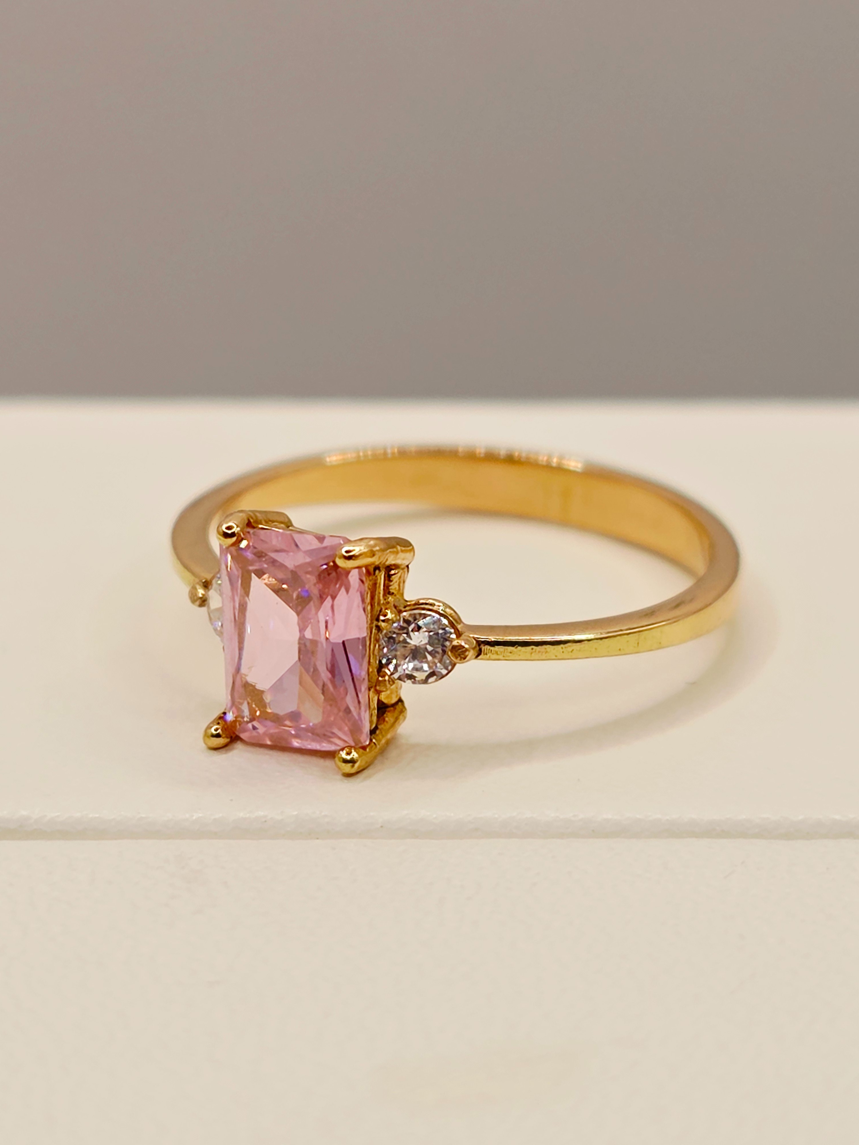 Anillo reina rosa de francia y circones 2.4 grs Oro 18k   2