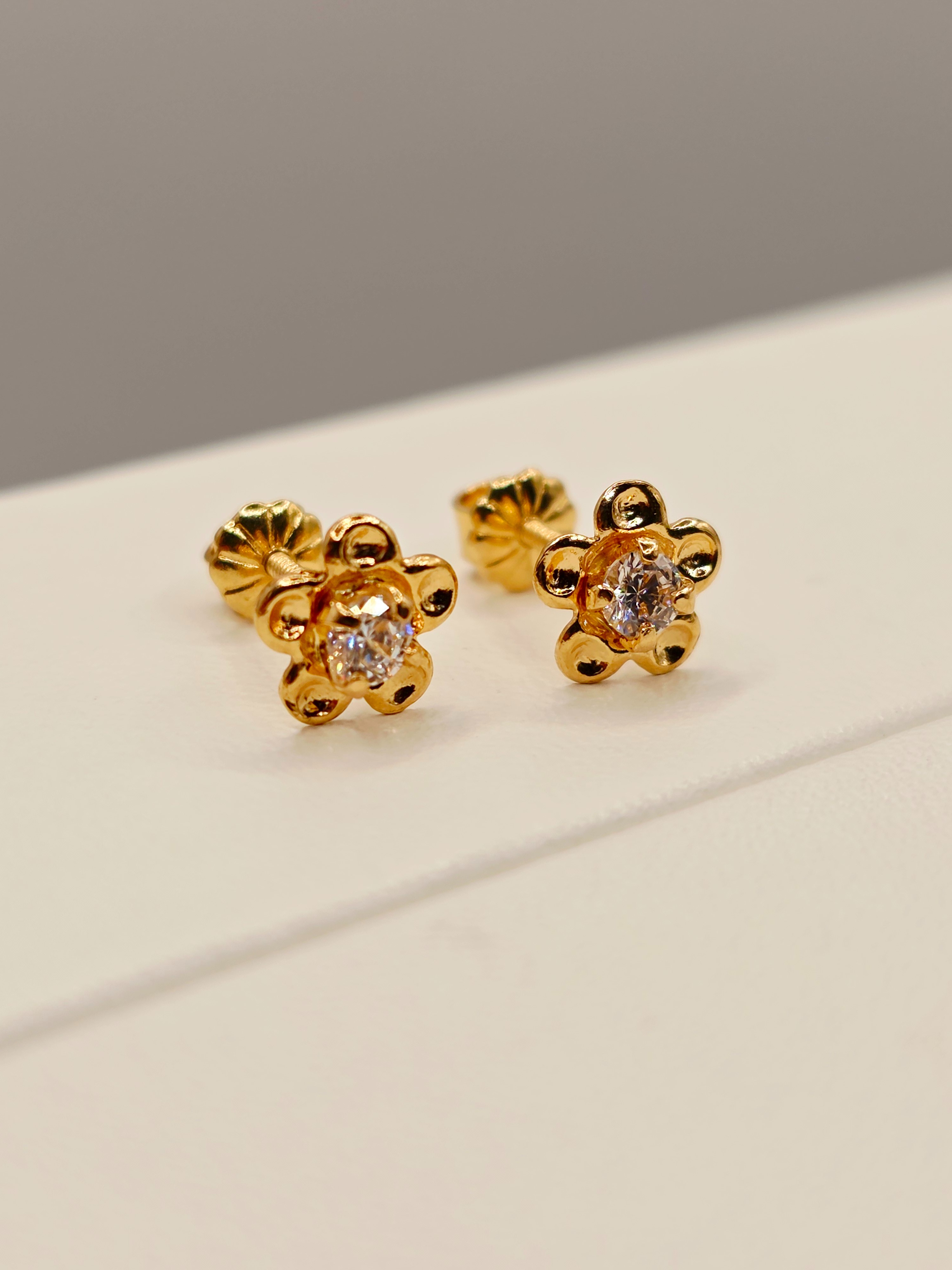 Aros flor circon 7 mm 1.2 grs Oro 18k 3