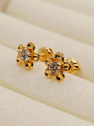 Aros flor circon 7 mm 1.2 grs Oro 18k
