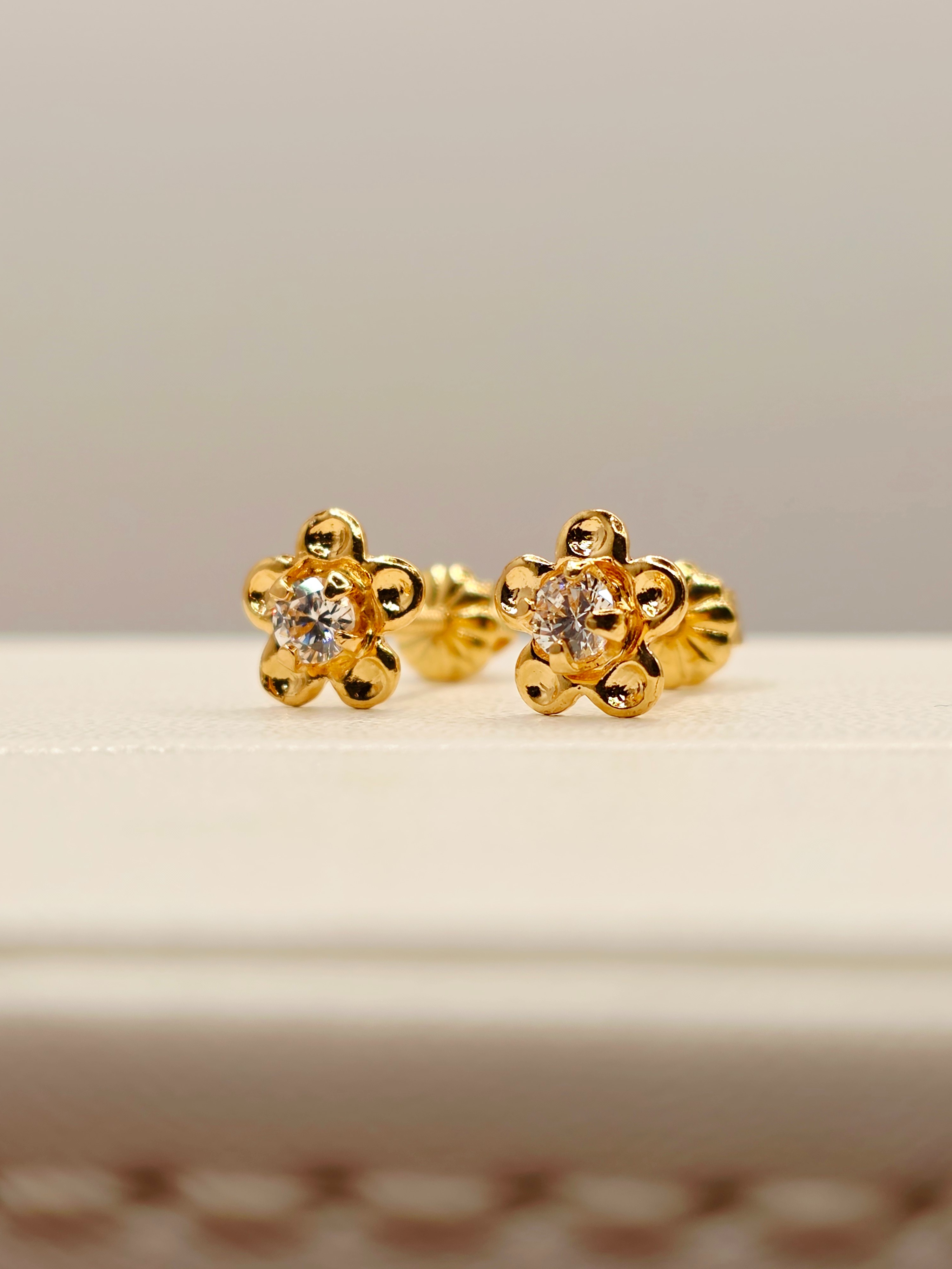 Aros flor circon 7 mm 1.2 grs Oro 18k 5