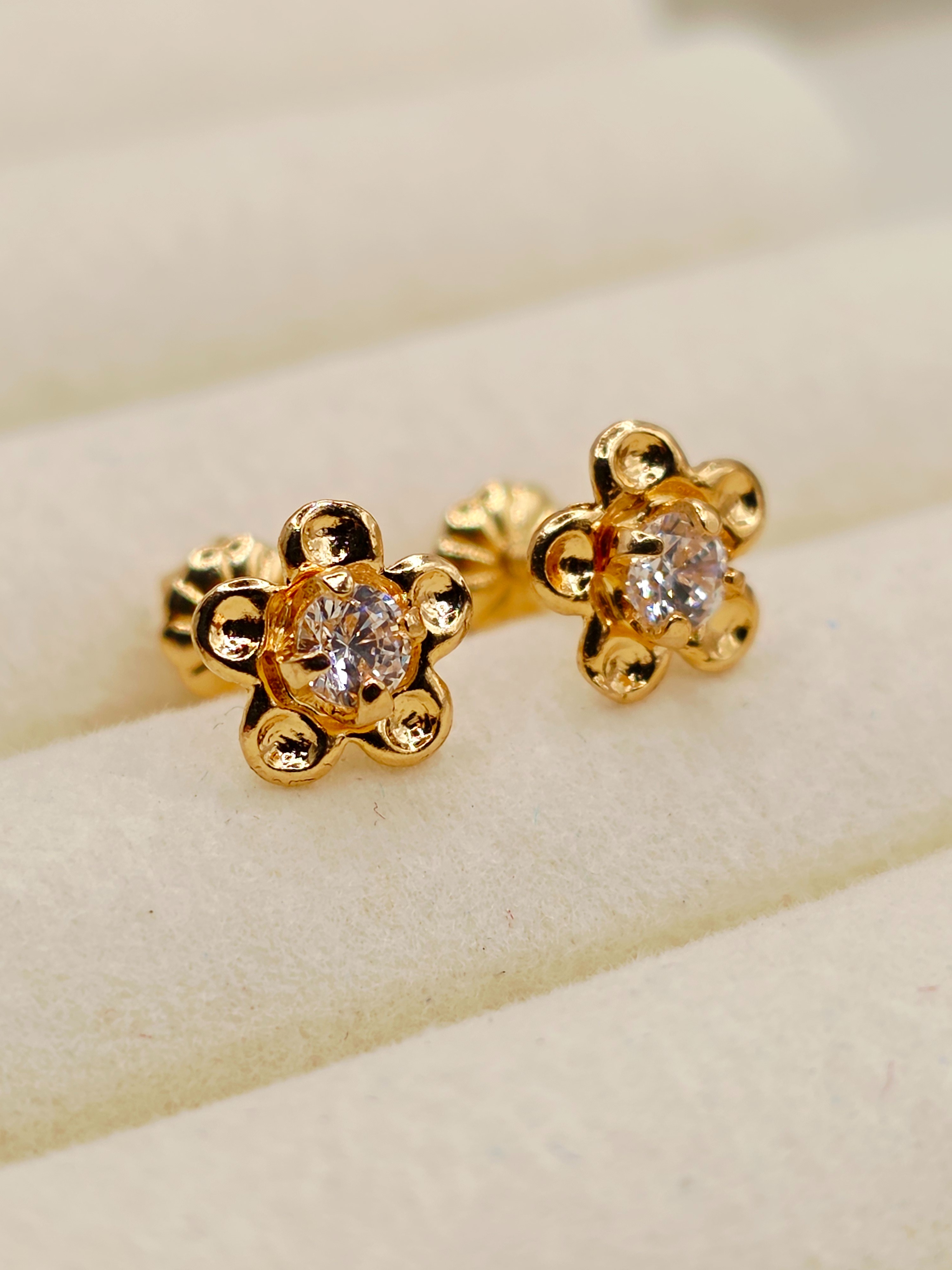 Aros flor circon 7 mm 1.2 grs Oro 18k 1