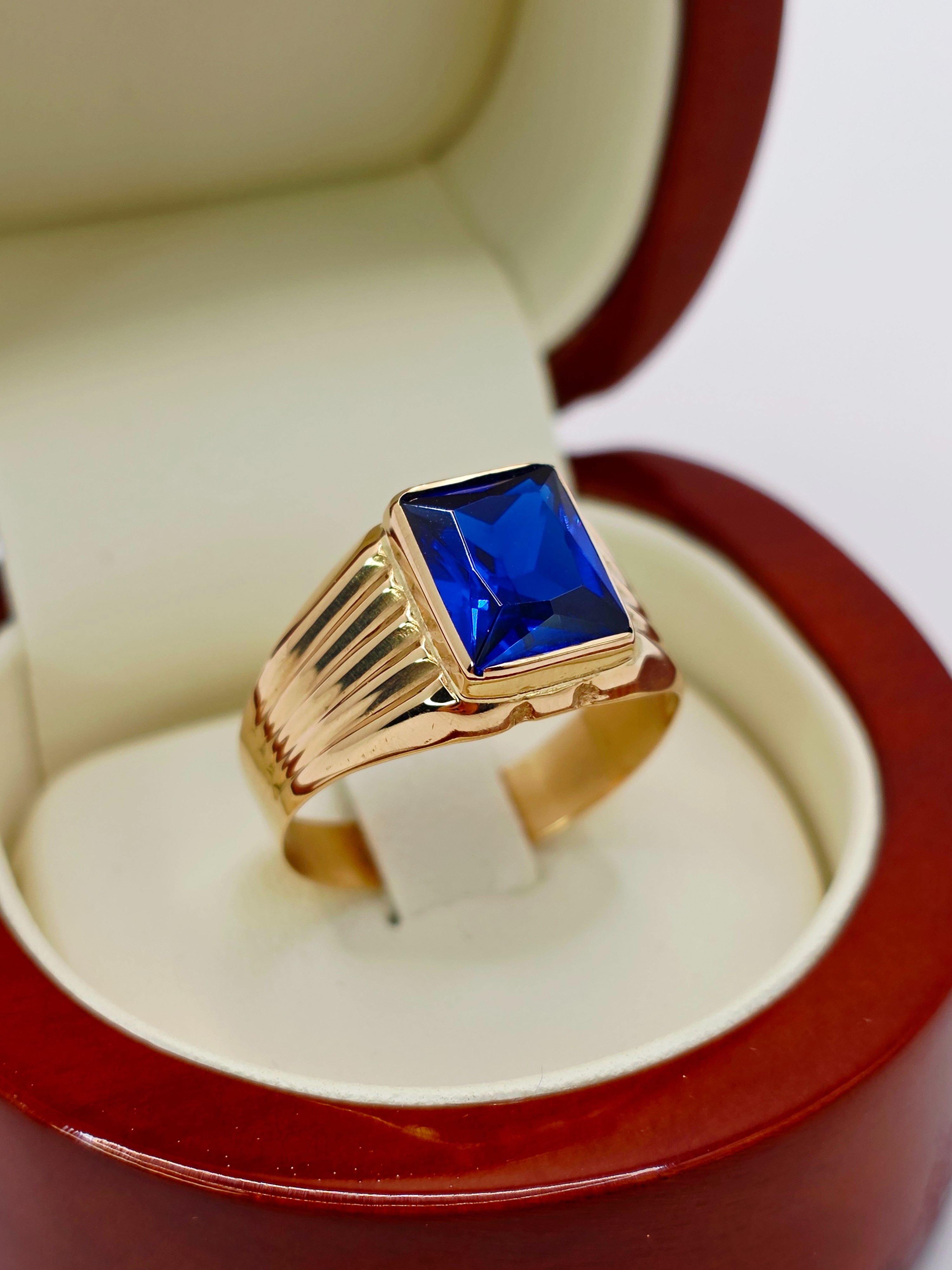 Anillo sello zafiro 4 grs Oro 18k 7