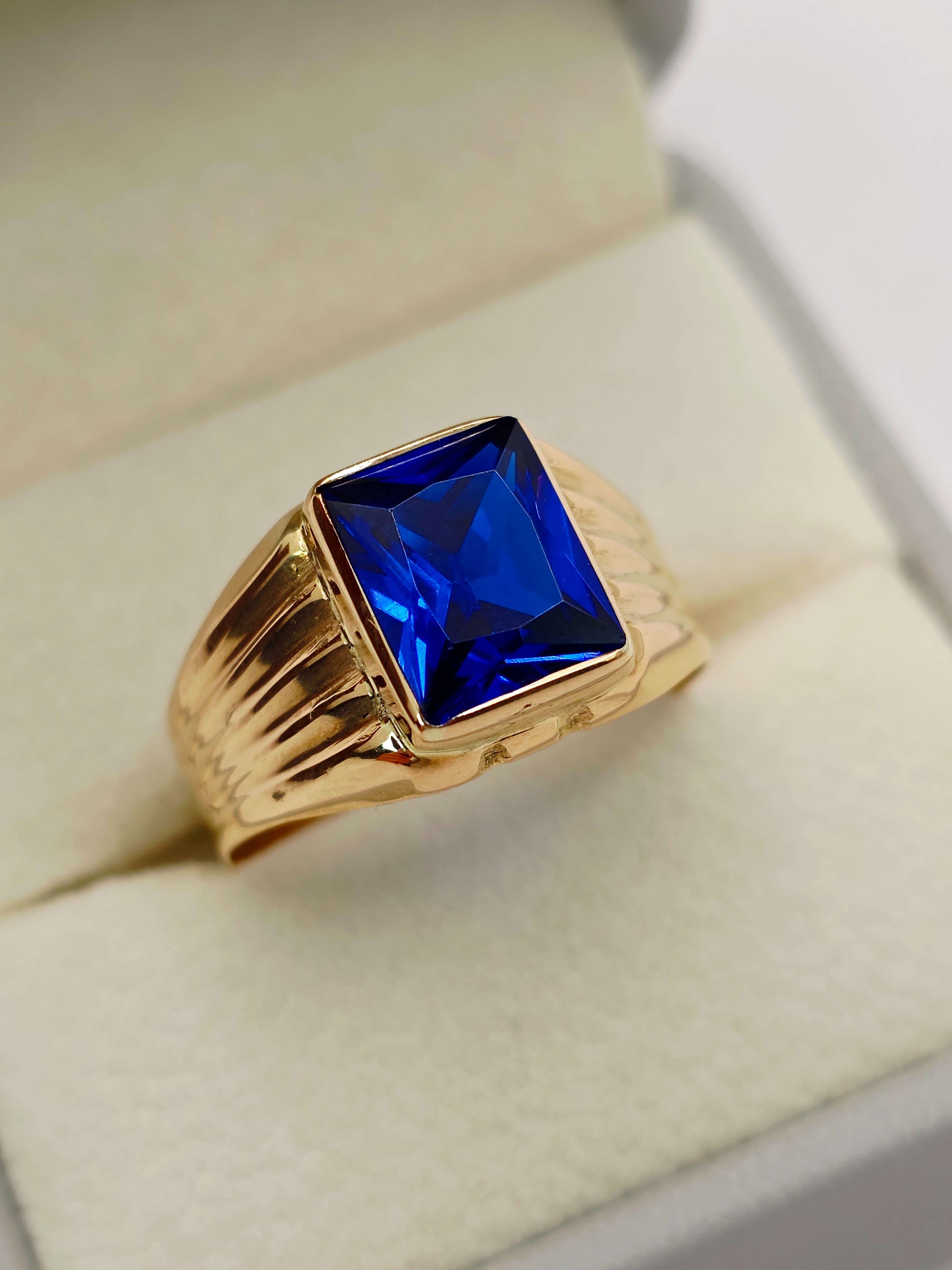 Anillo sello zafiro 4 grs Oro 18k 8