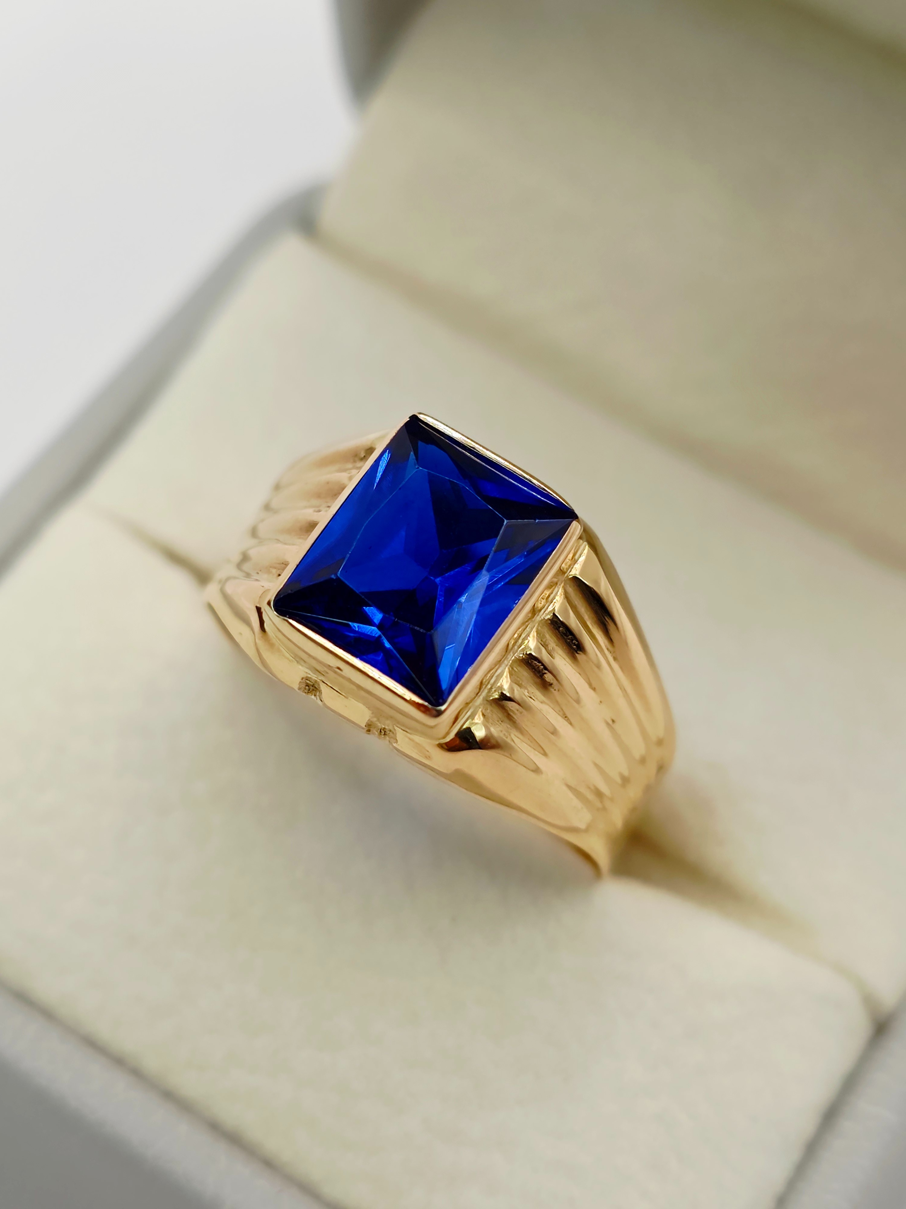 Anillo sello zafiro 4 grs Oro 18k 11