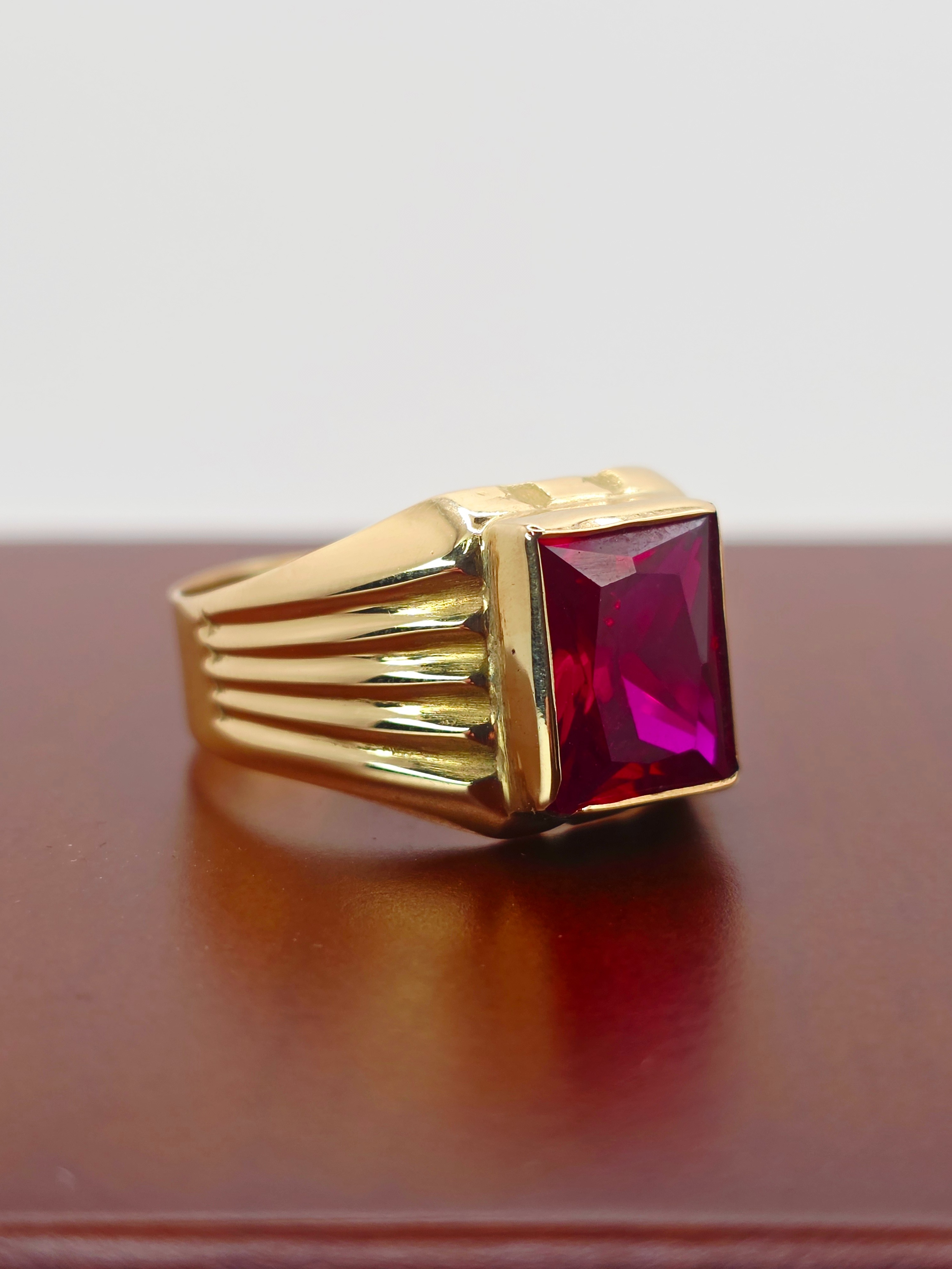 Anillo sello rubi 4 grs Oro 18k 5