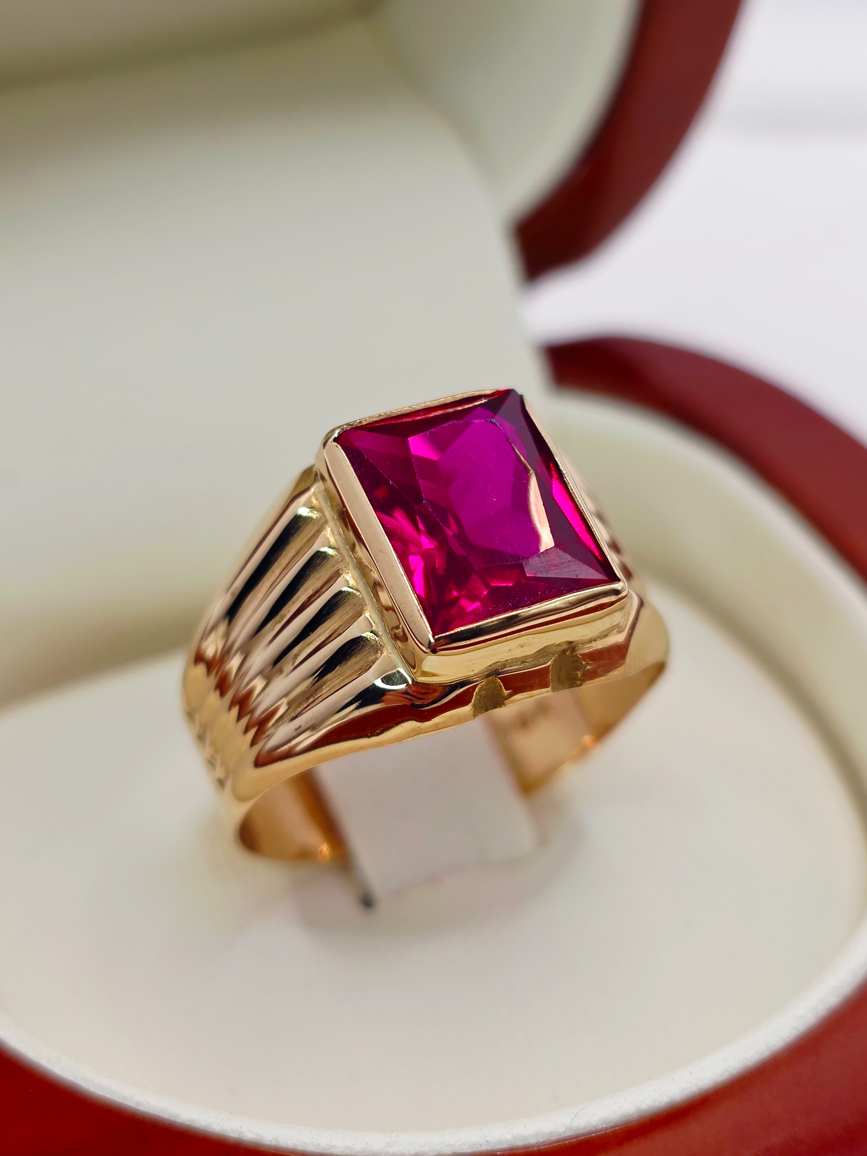 Anillo sello rubi 4 grs Oro 18k 6