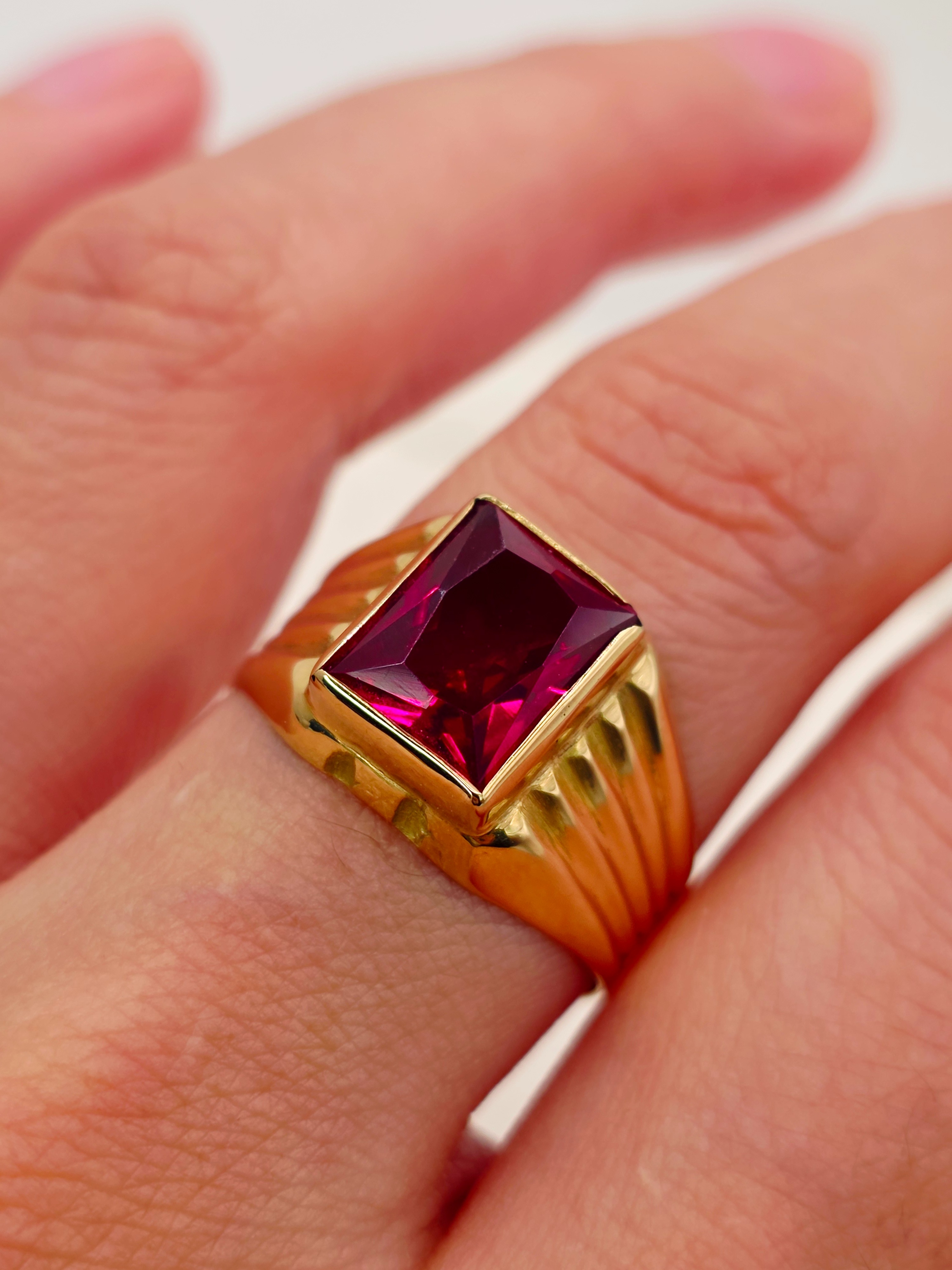 Anillo sello rubi 4 grs Oro 18k 7