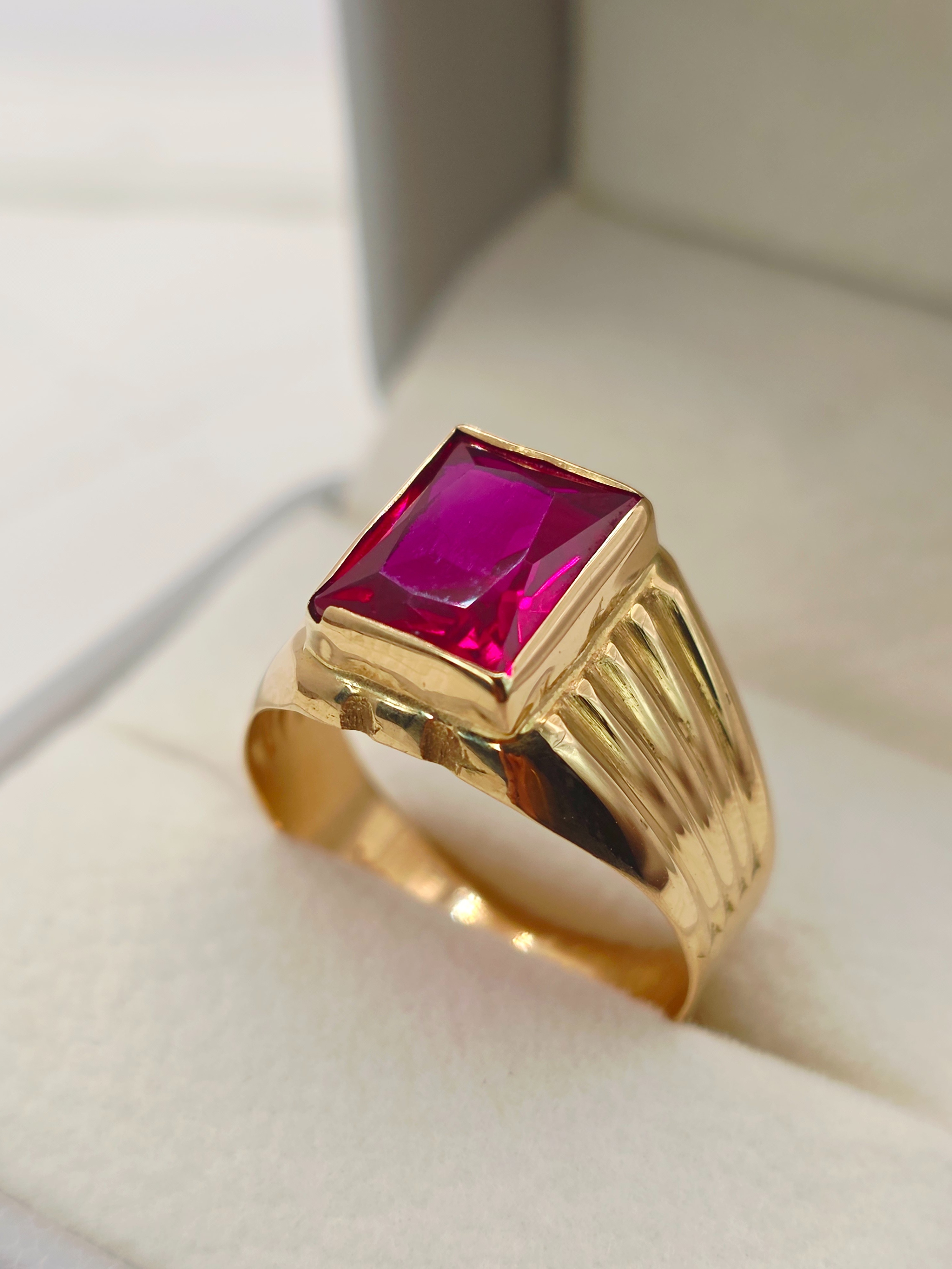 Anillo sello rubi 4 grs Oro 18k 8