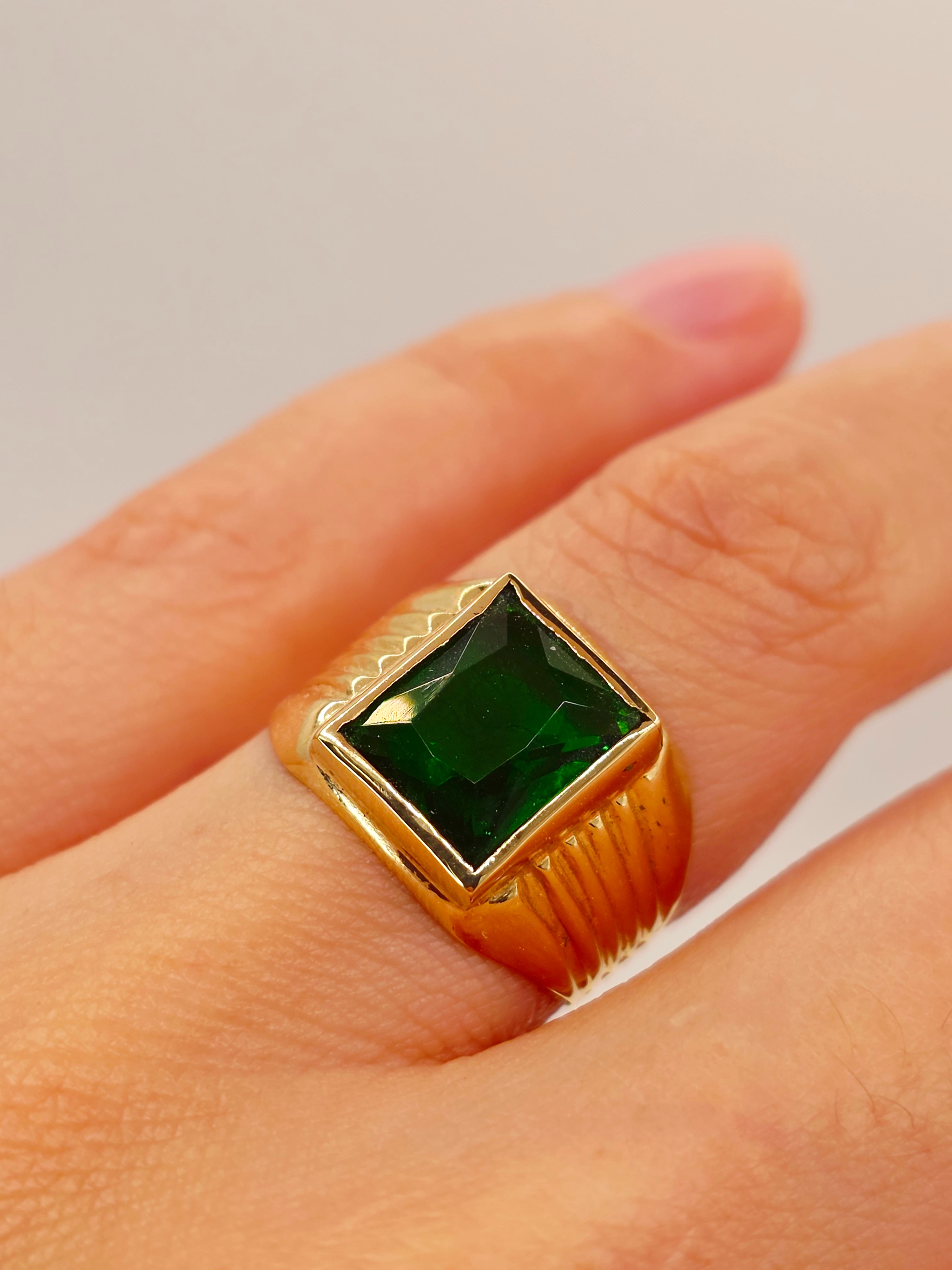 Anillo sello esmeralda 4 grs Oro 18k 6