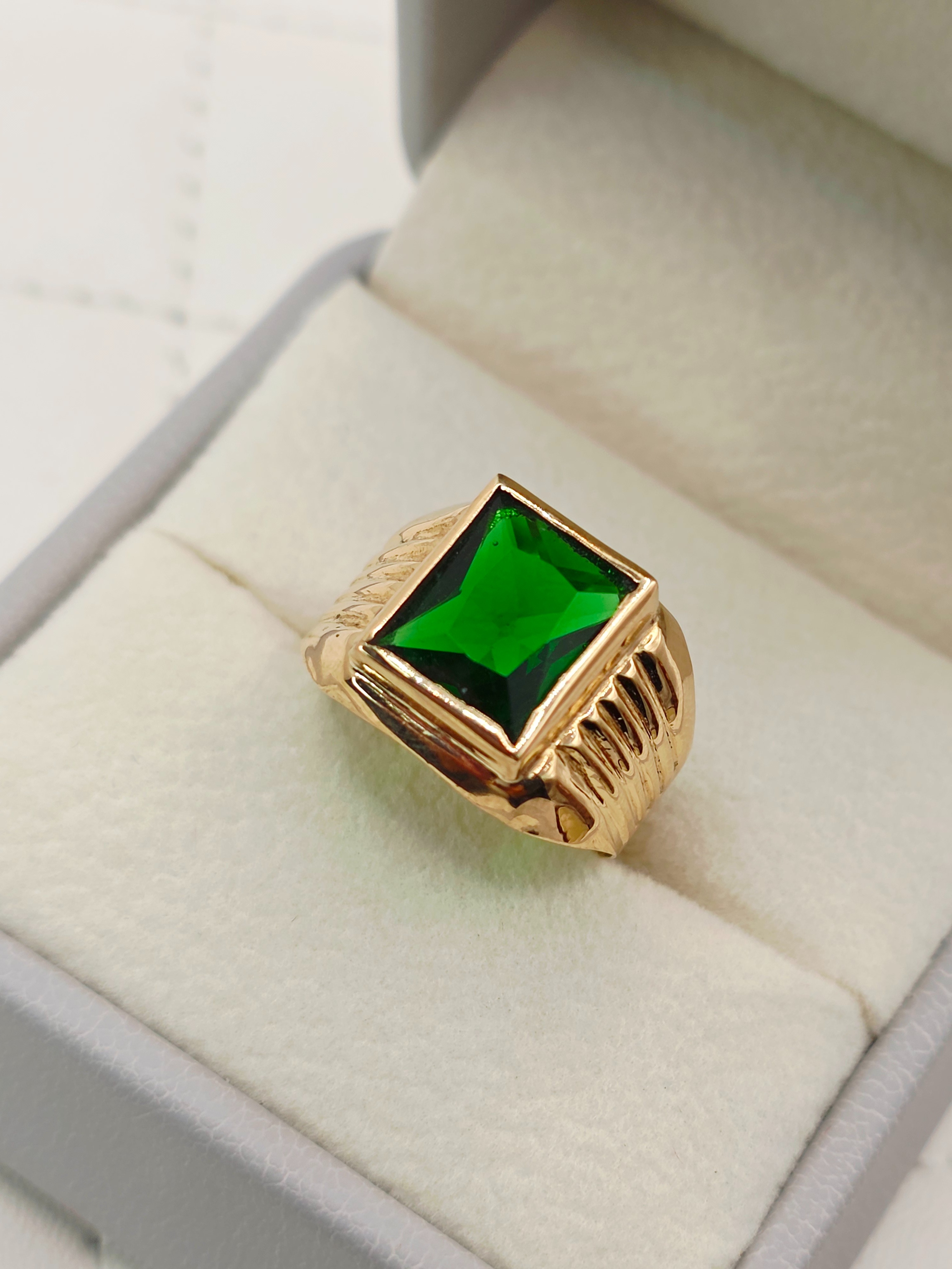 Anillo sello esmeralda 4 grs Oro 18k 7