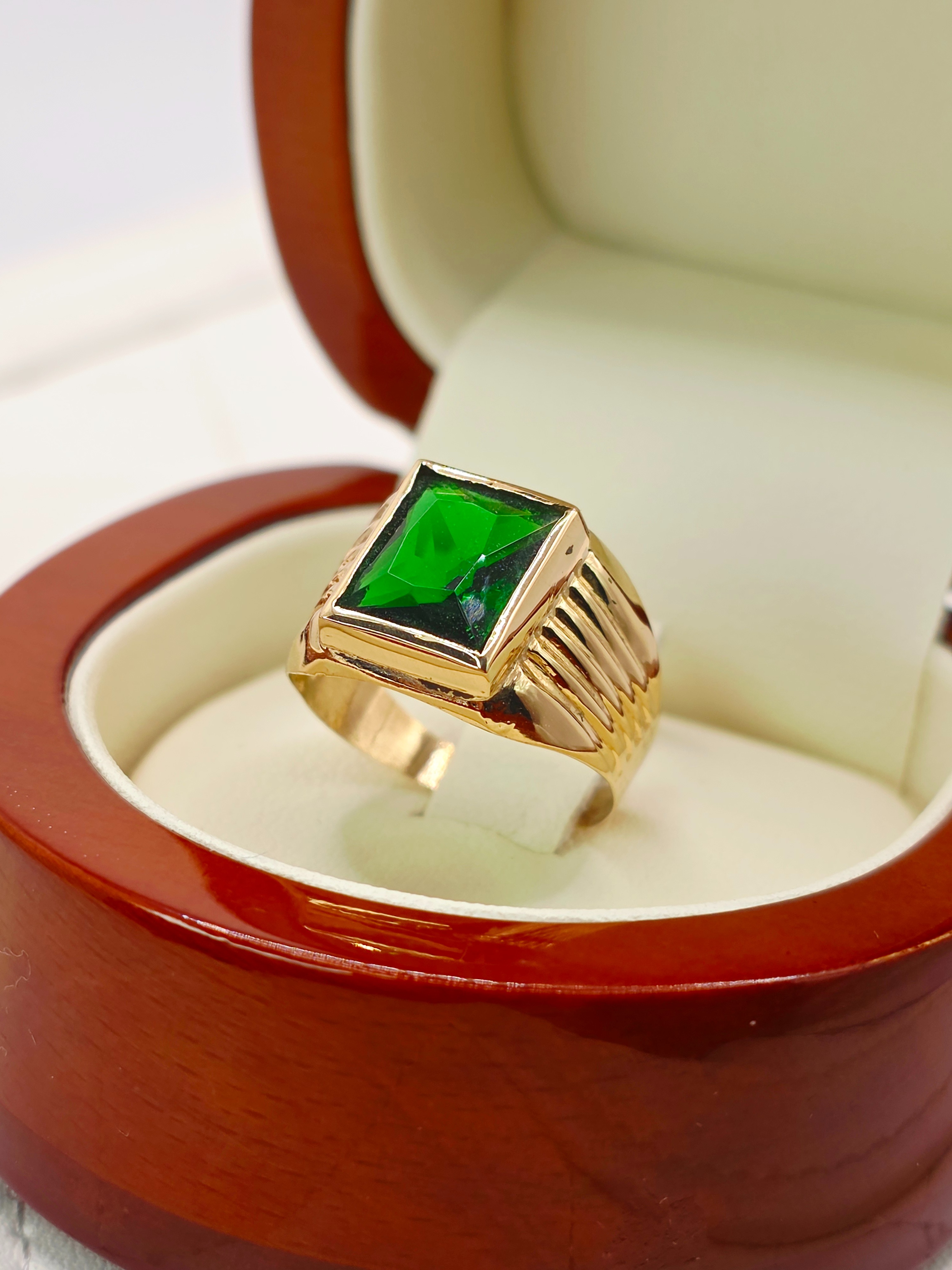 Anillo sello esmeralda 4 grs Oro 18k 8