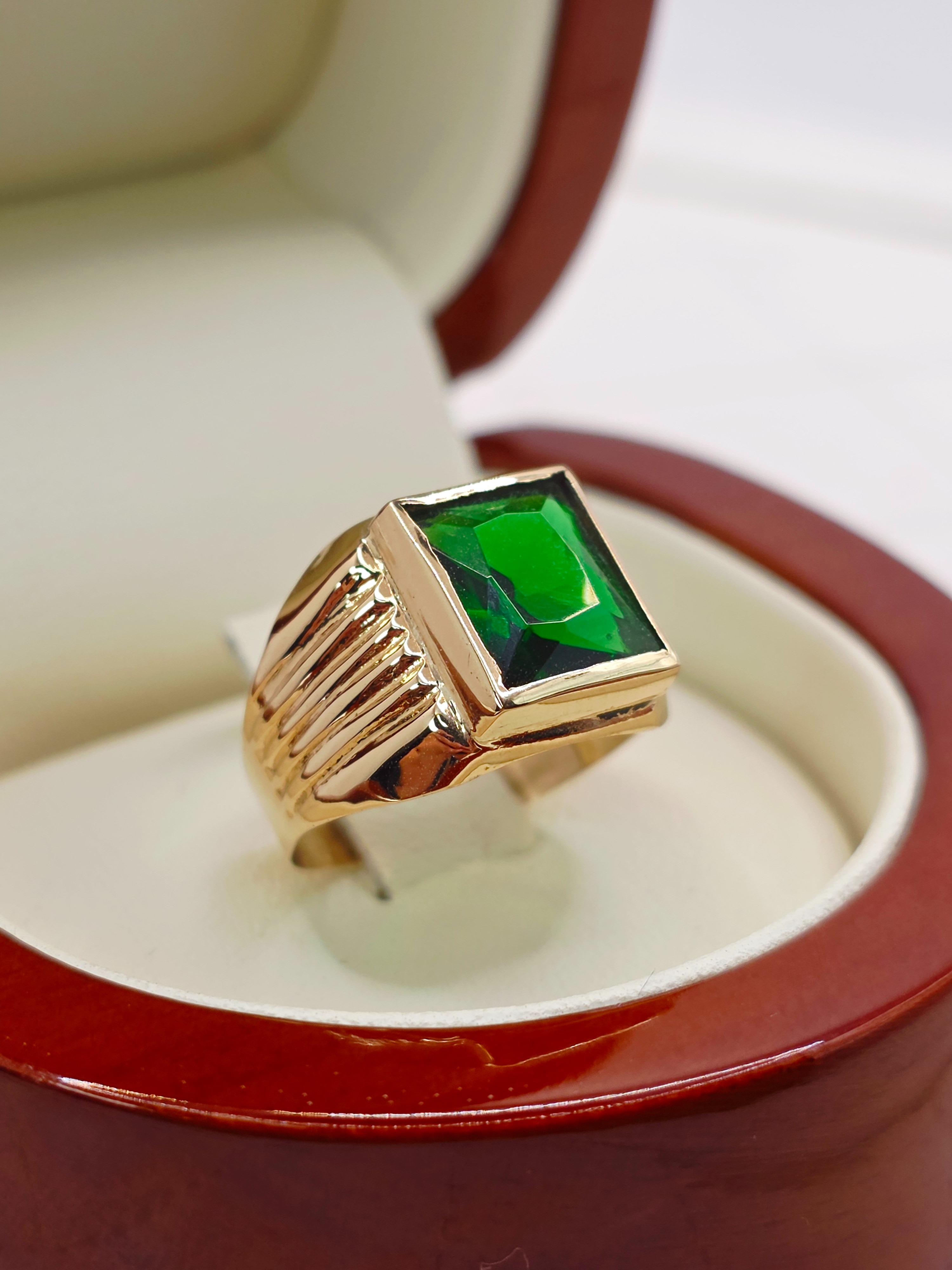 Anillo sello esmeralda 4 grs Oro 18k 9